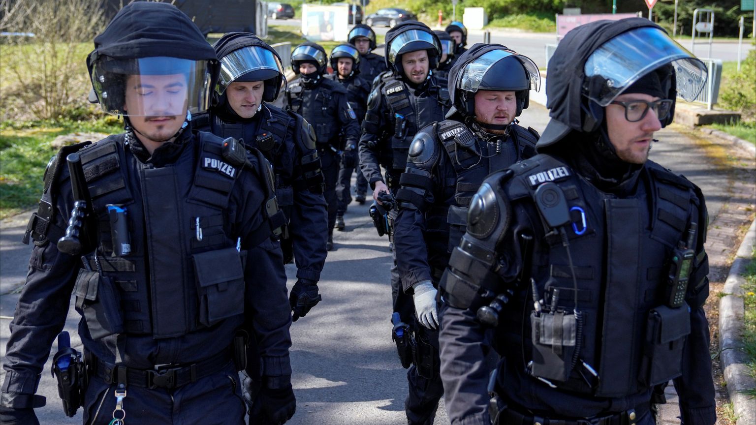 ألمانيا توقف لبنانيا زود حزب الله بمسيرات