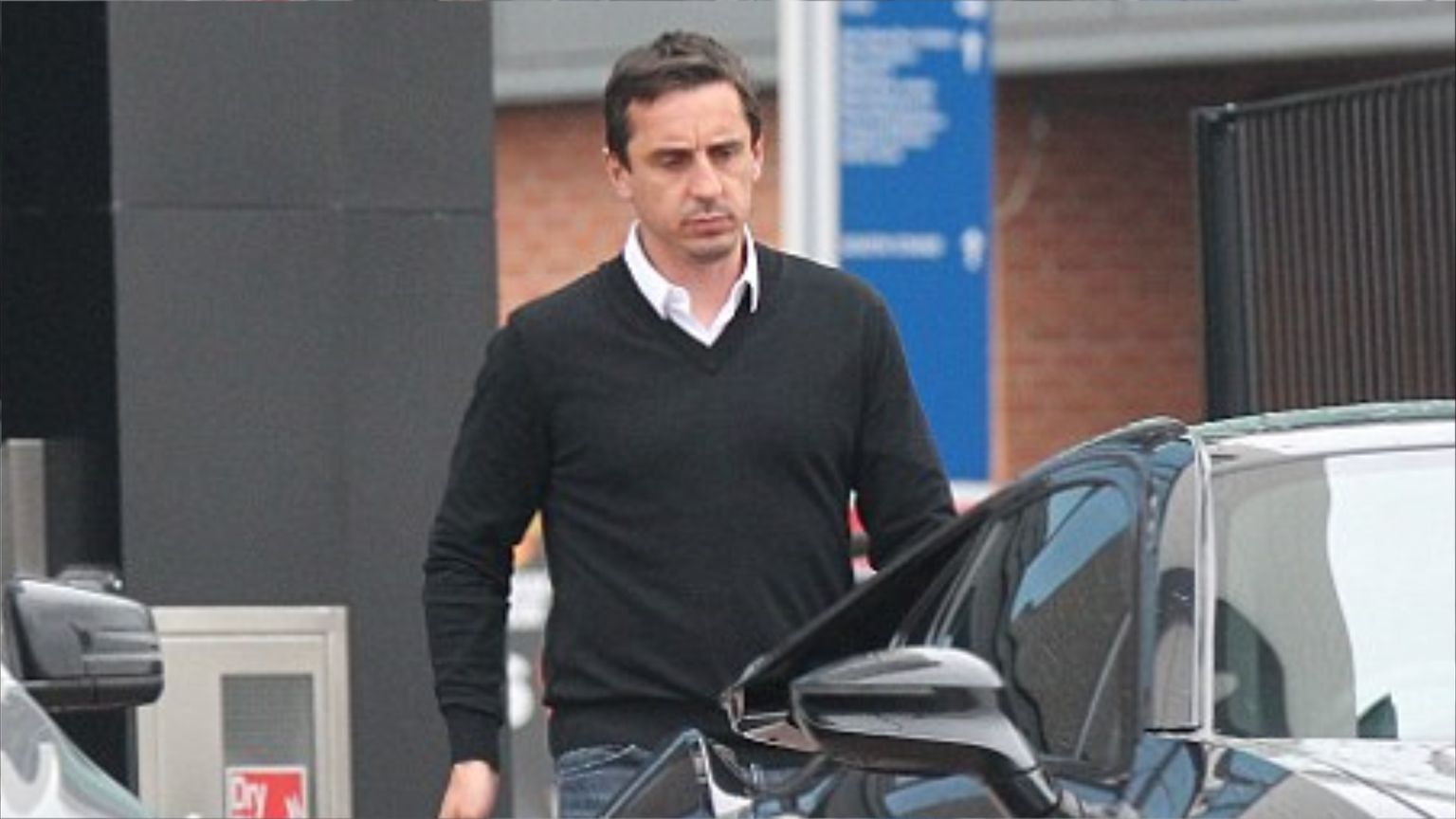 غاري نيفيل "مسجل خطر" على الطريق