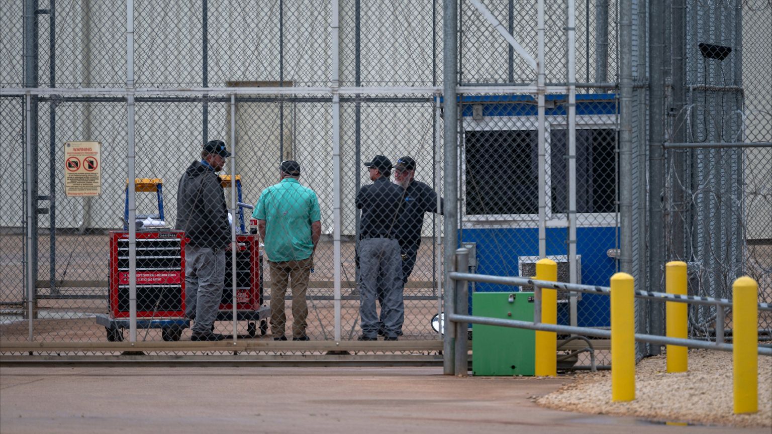 كيف تحقّق شركات في أميركا مليارات من ترحيل المهاجرين؟