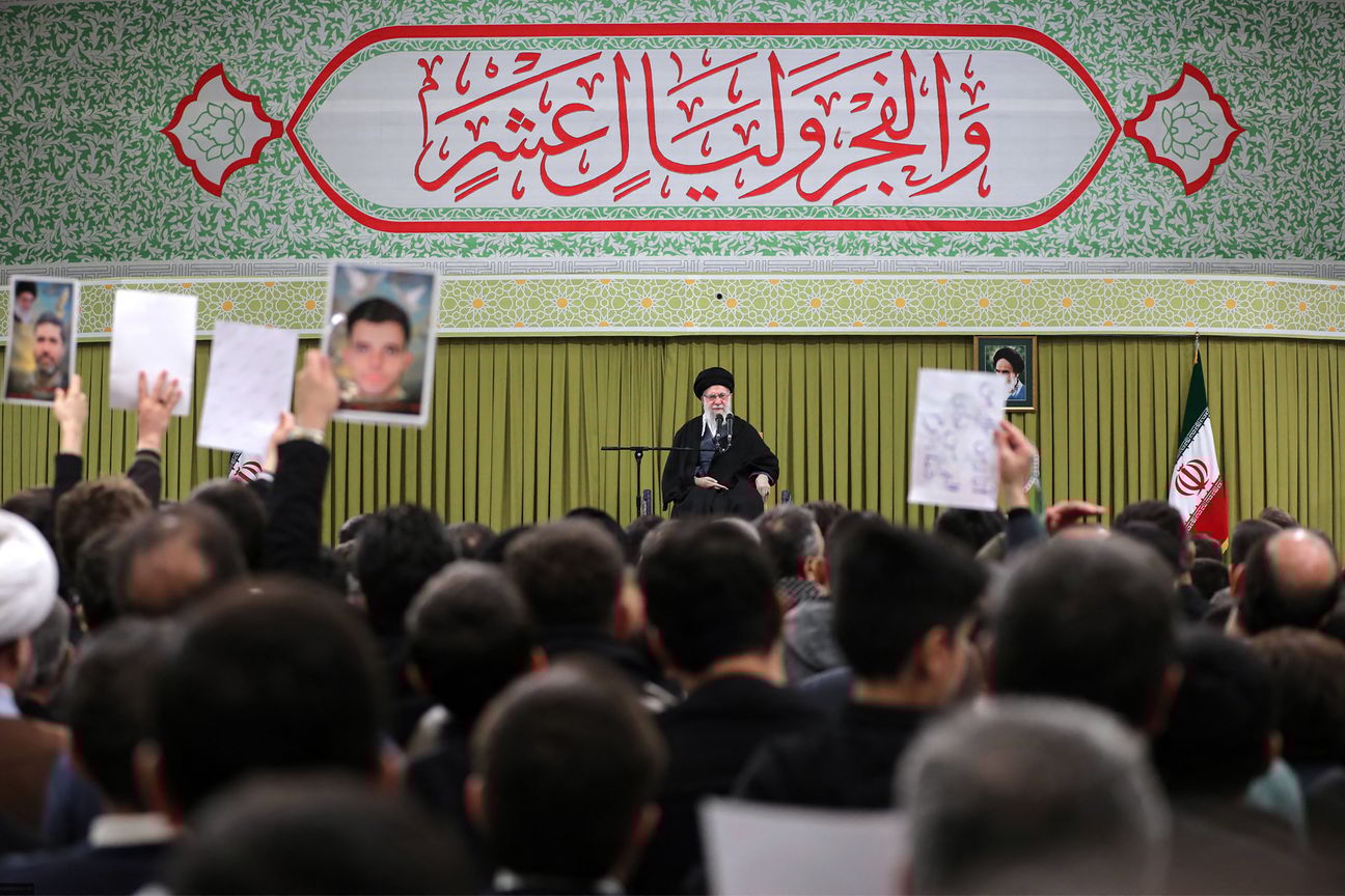 اختبار قوة بين ترامب وخامنئي.. وأسهم المفاوضات ترتفع؟