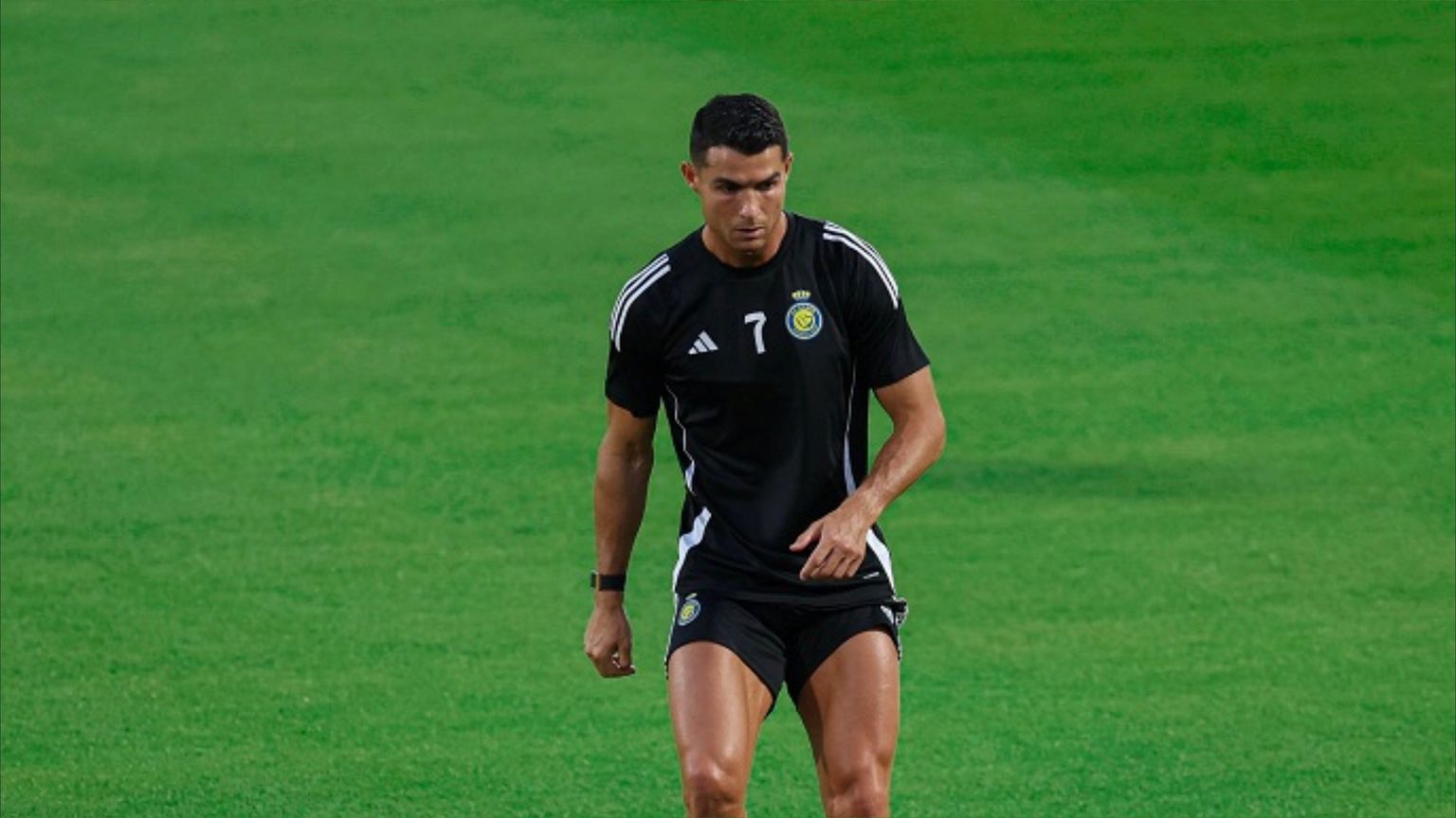 استقالة وشعار جديد.. ماذا يحدث في النصر السعودي؟