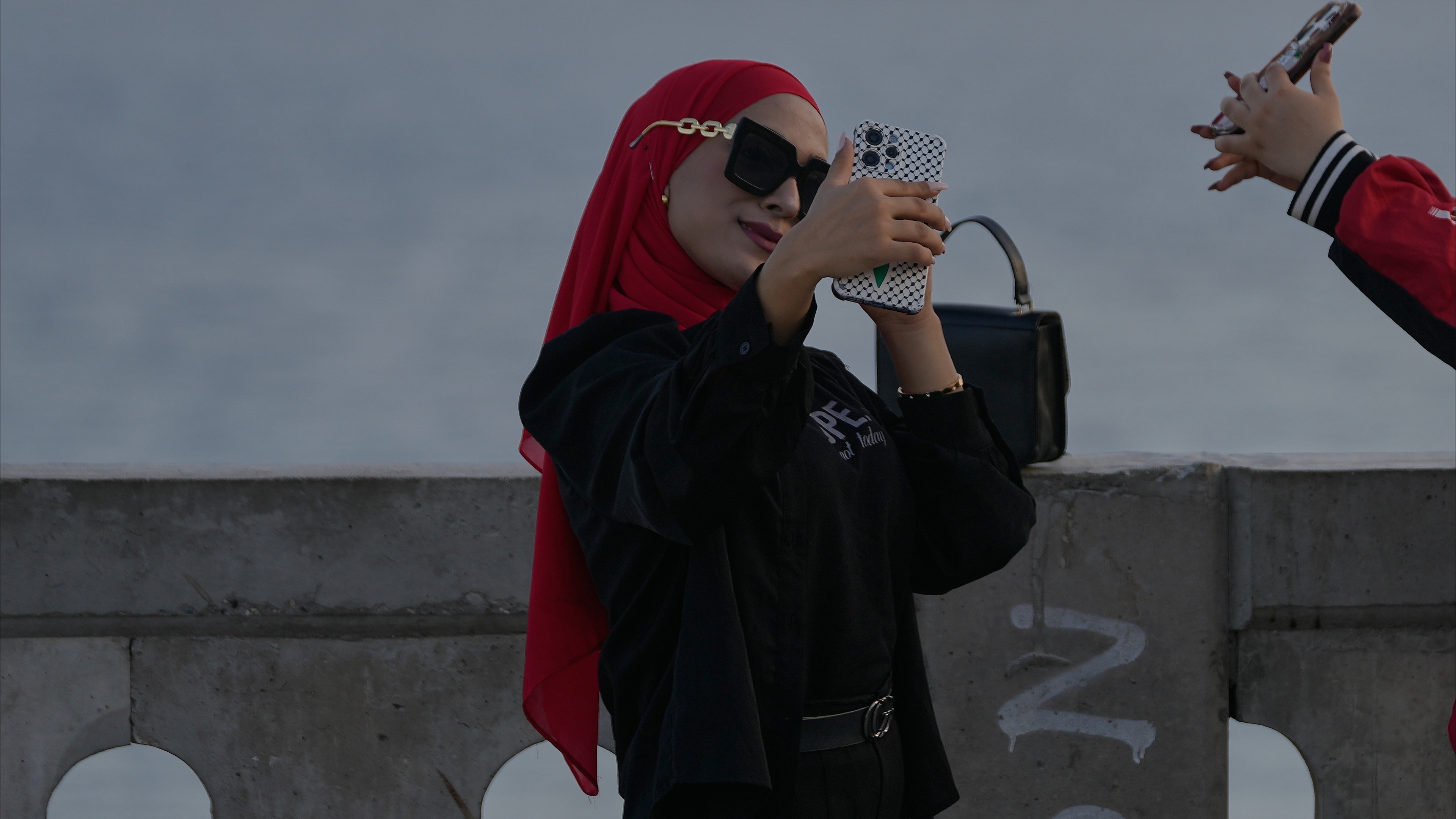 "المكياج" ممنوع في دوائر اللاذقية؟