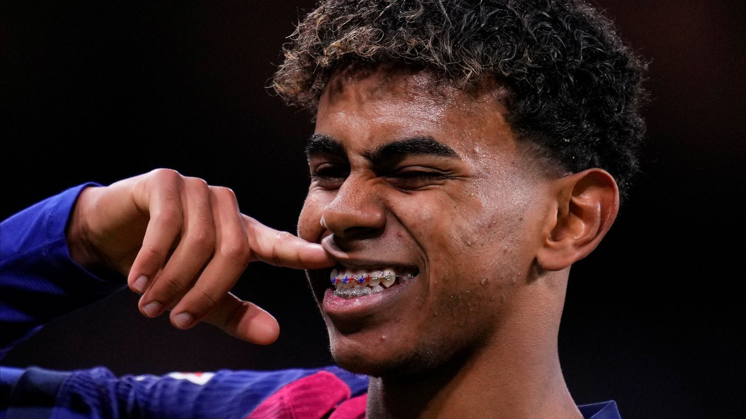 فينيسيوس يدعم ثلاثي برشلونة ضد "عنصرية البرنابيو"