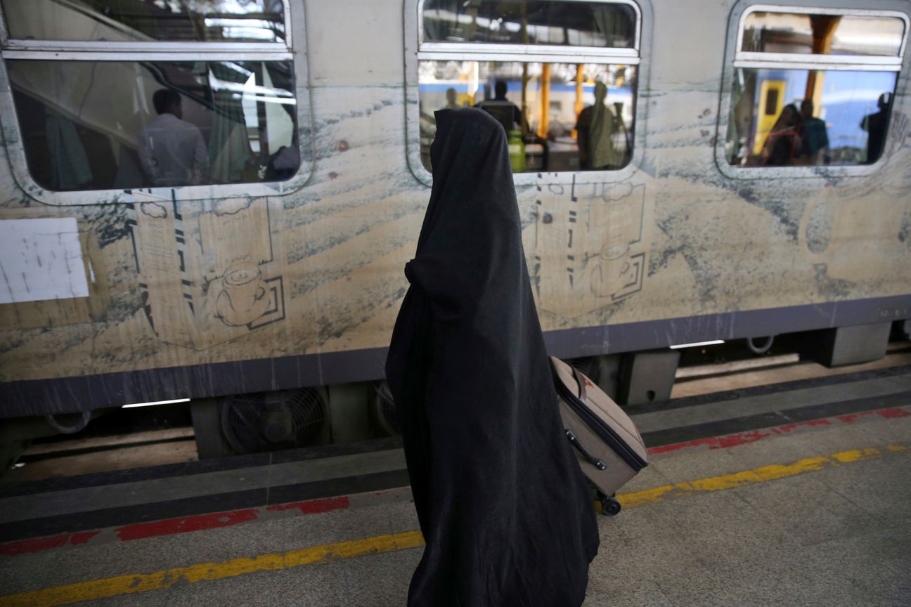 هل بدأ "جحيم ترامب"؟ إيران توقف القطارات