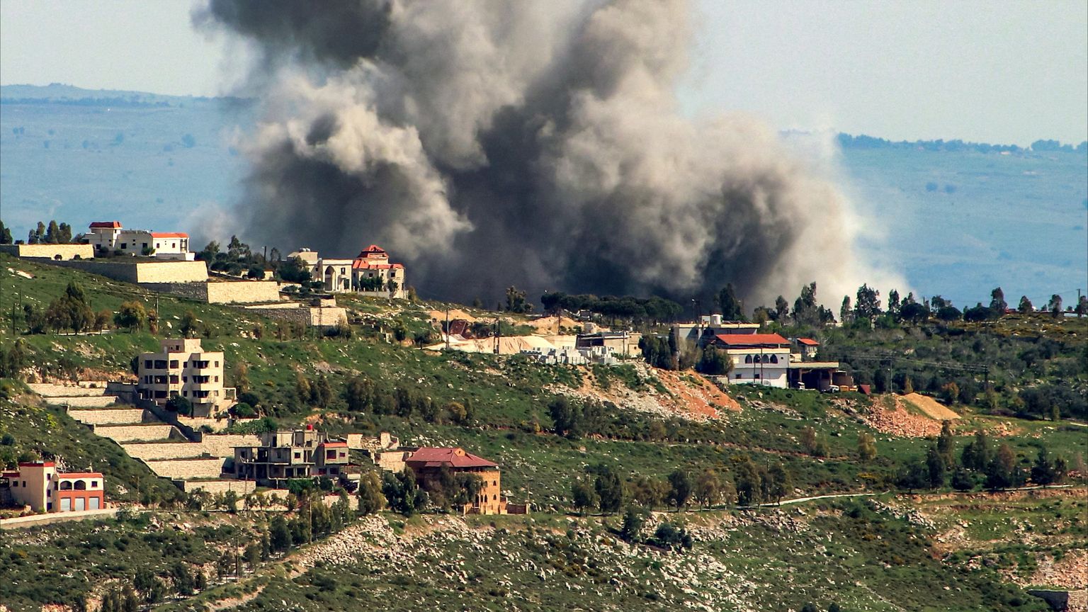 إسرائيل تستهدف حزب الله في لبنان