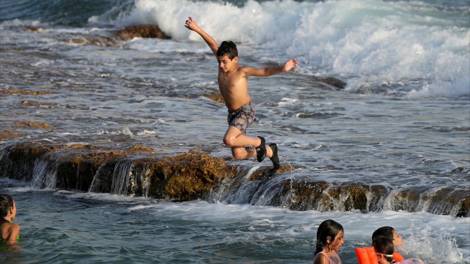 معاناة القطاع السياحي تتفاقم في "دول جوار" الحرب