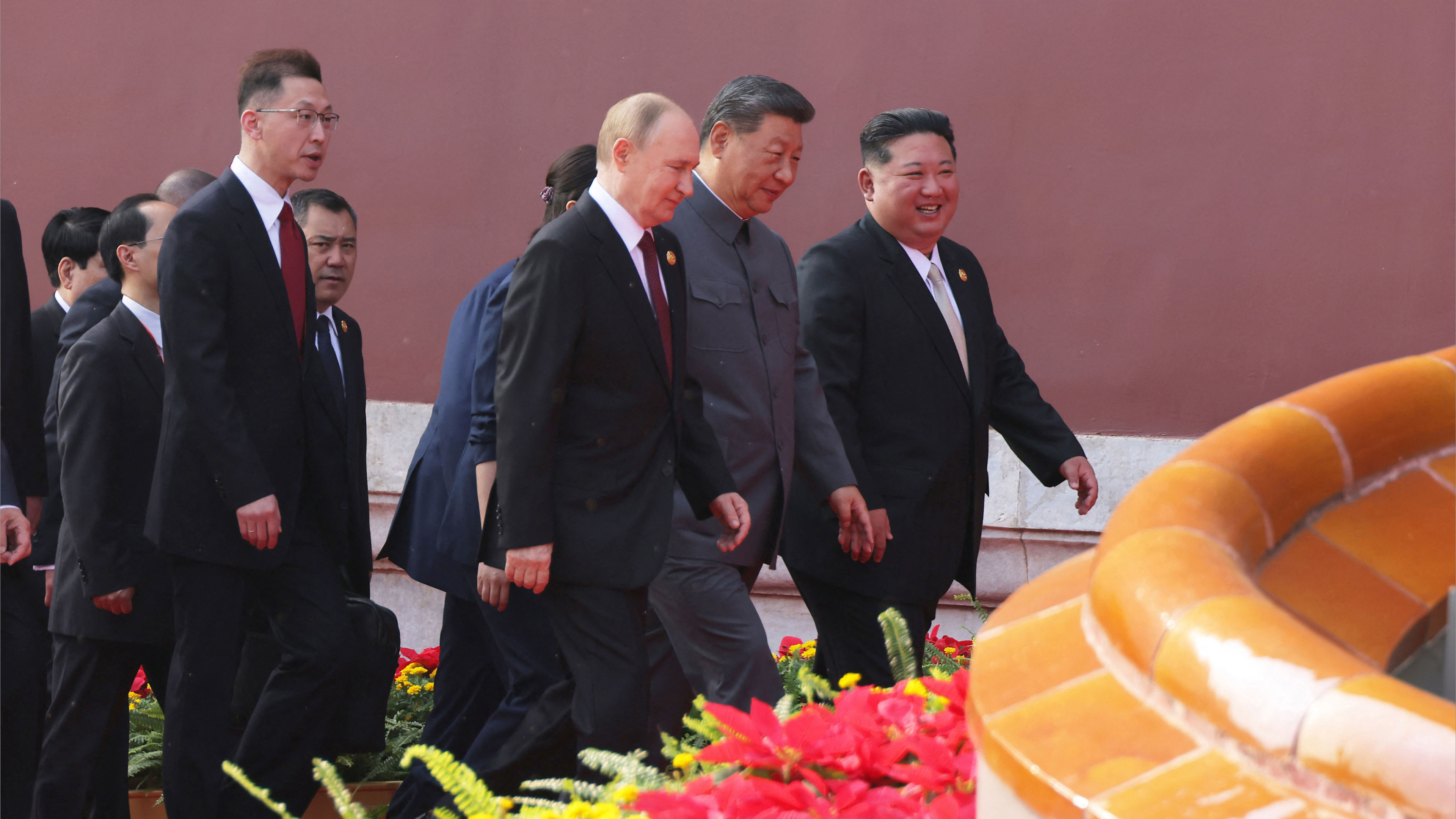 شي وبوتين يتبادلان أسرار "الخلود" على سجادة بكين الحمراء