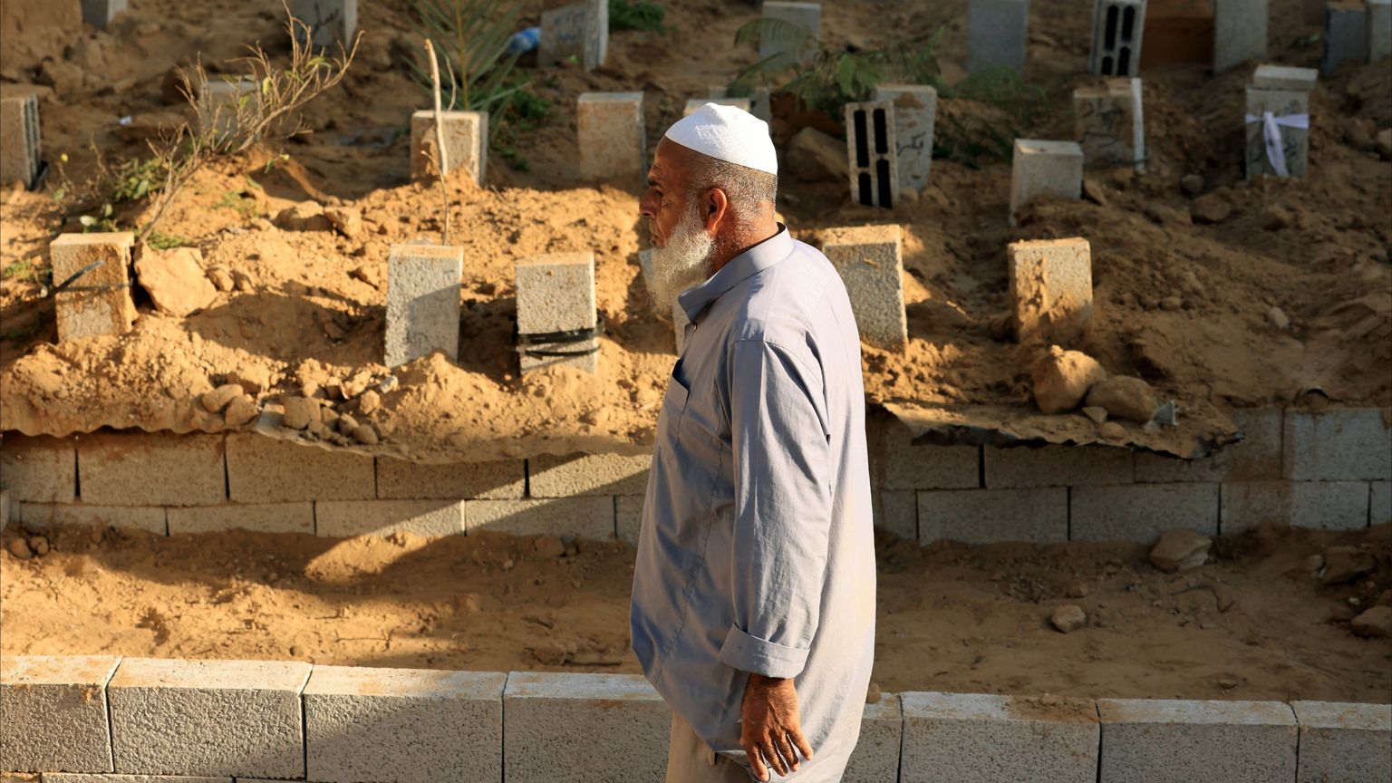 "قبور فوق قبور".. تحد من نوع جديد لـ"بركة" في غزة