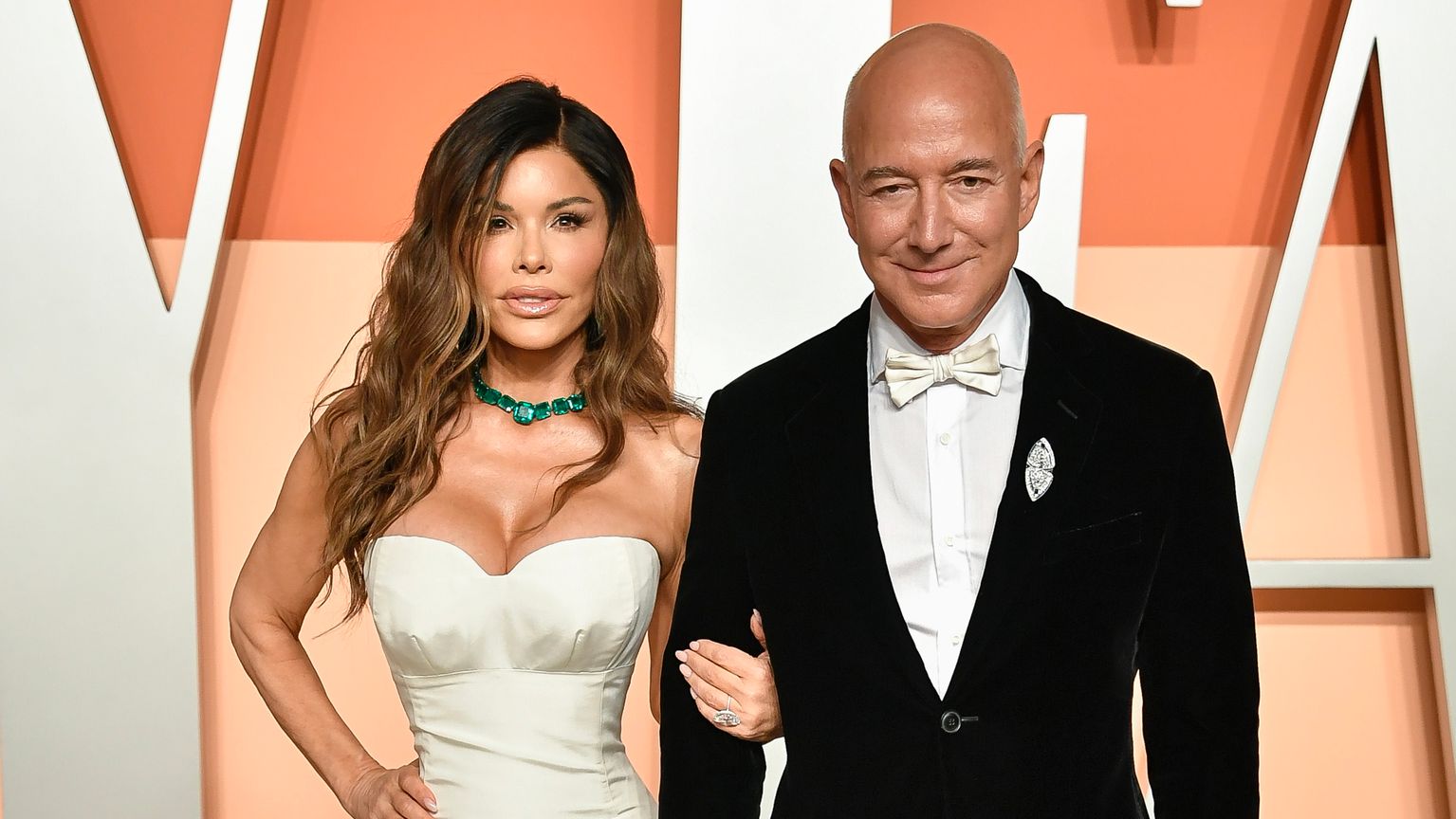 "ضجيج الحب" في سماء فينيسيا.. 90 طائرة خاصة من أجل بيزوس