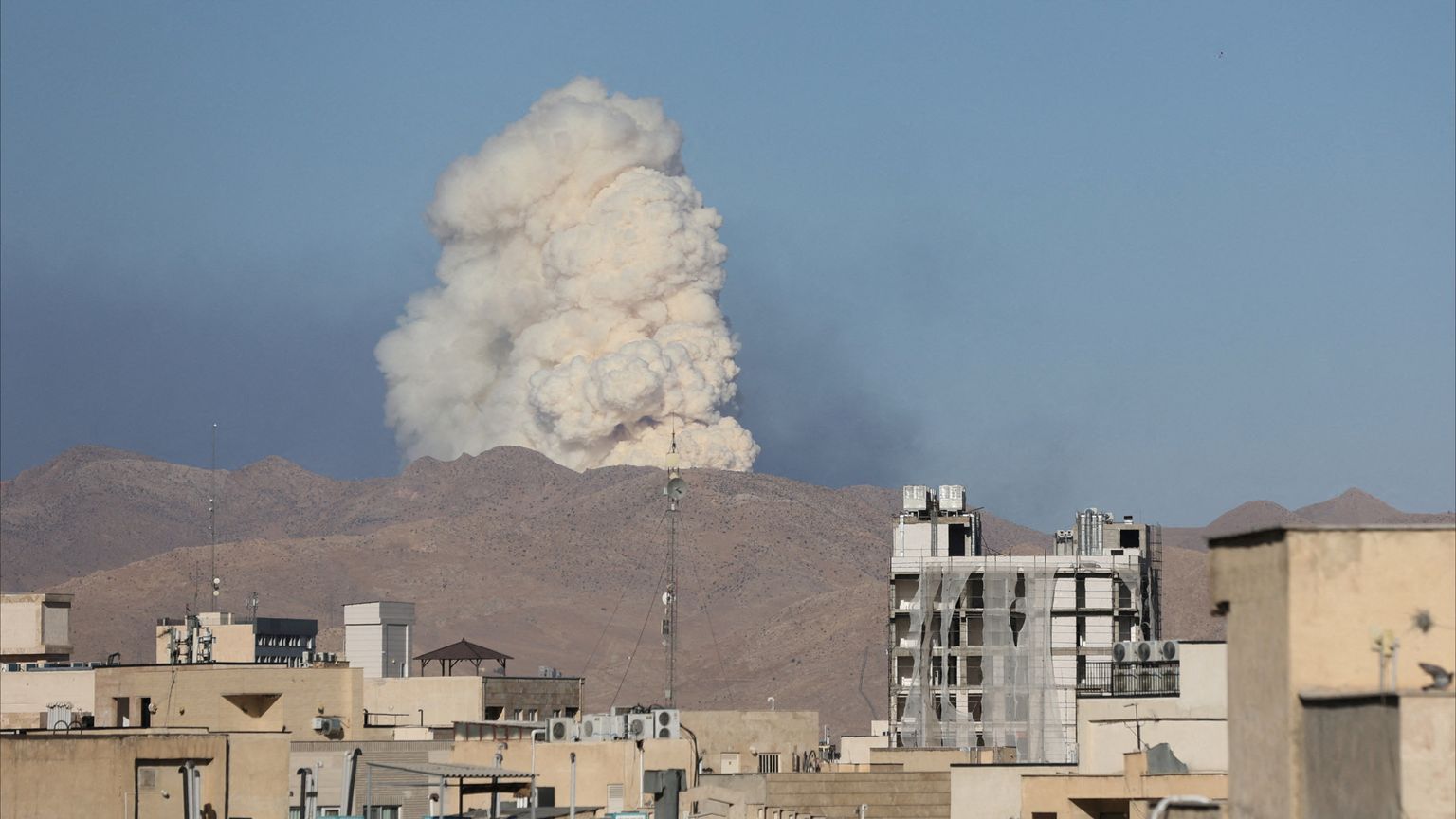 إسرائيل وإيران.. ضربات متبادلة ومفاوضات متعثرة في جنيف