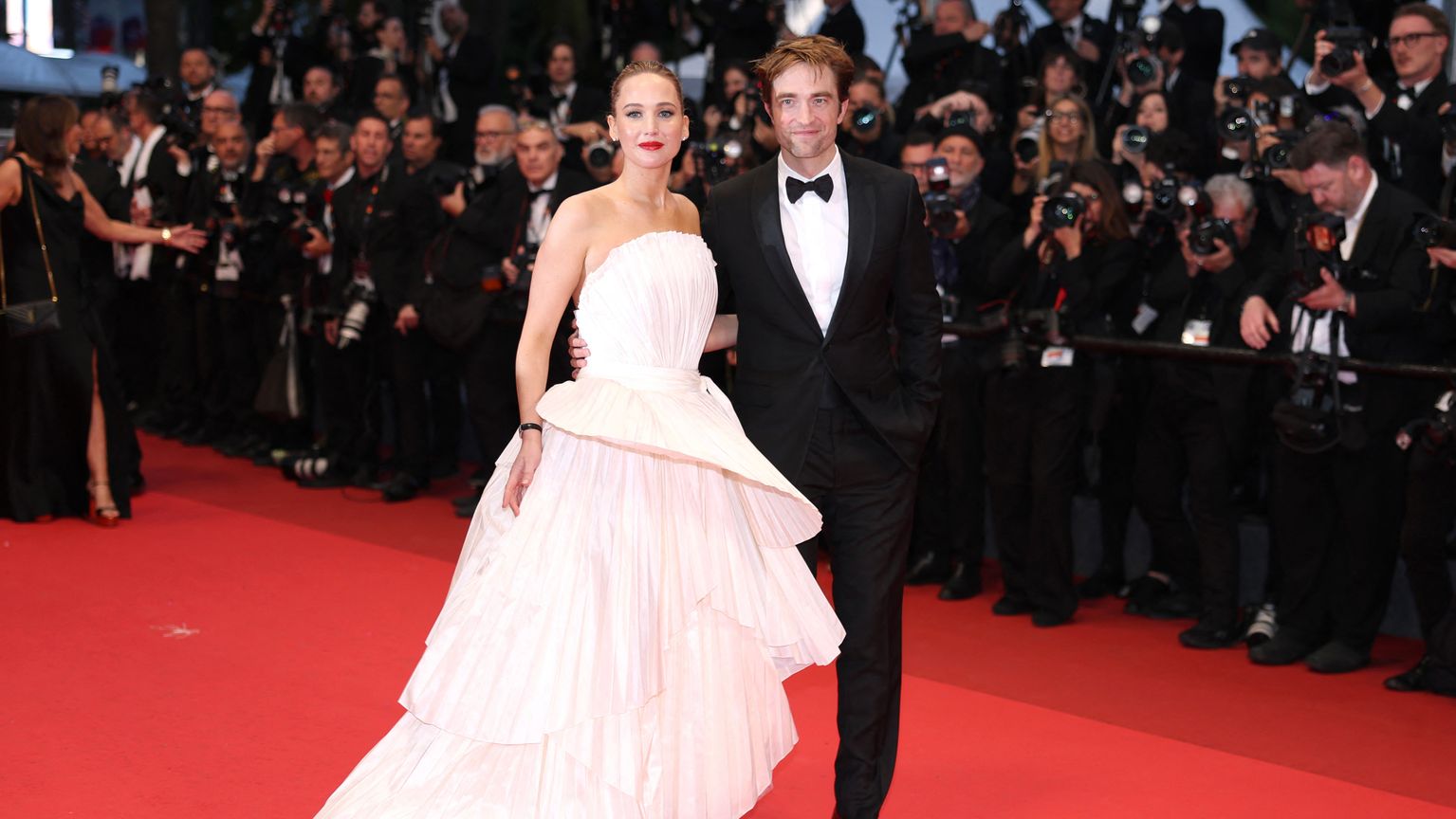 عشاء من القمامة.. جنيفر لورانس تدعو باتينسون إلى وجبة غير متوقعة