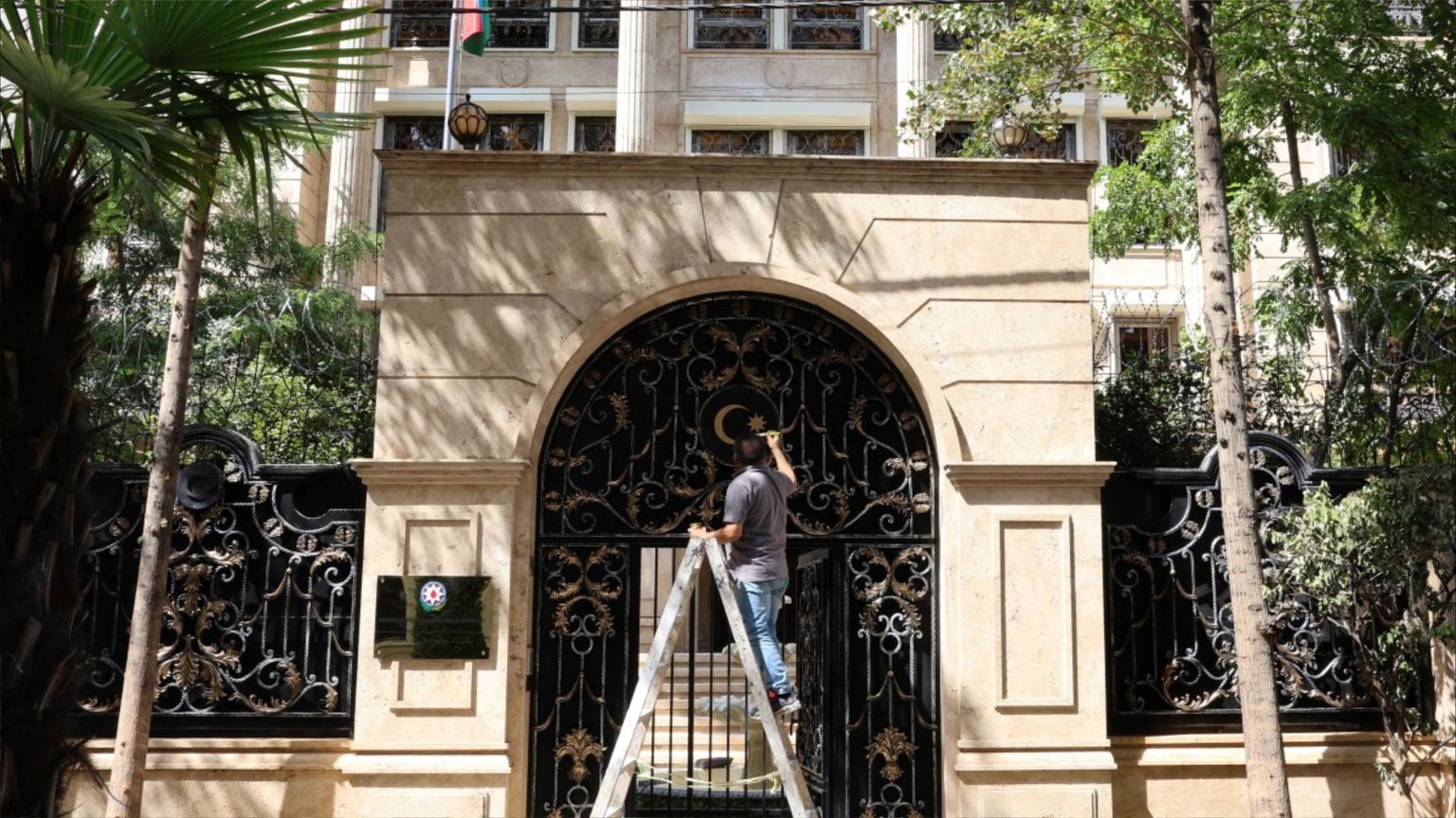 أذربيجان تعيد افتتاح سفارتها بطهران