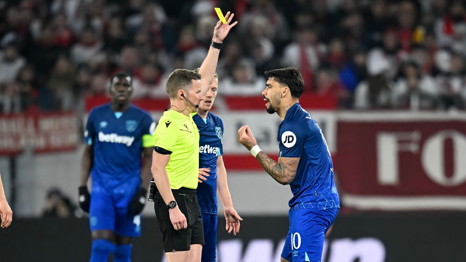 هل يكتوي باكيتا بنيران "جزيرة المراهنات"؟