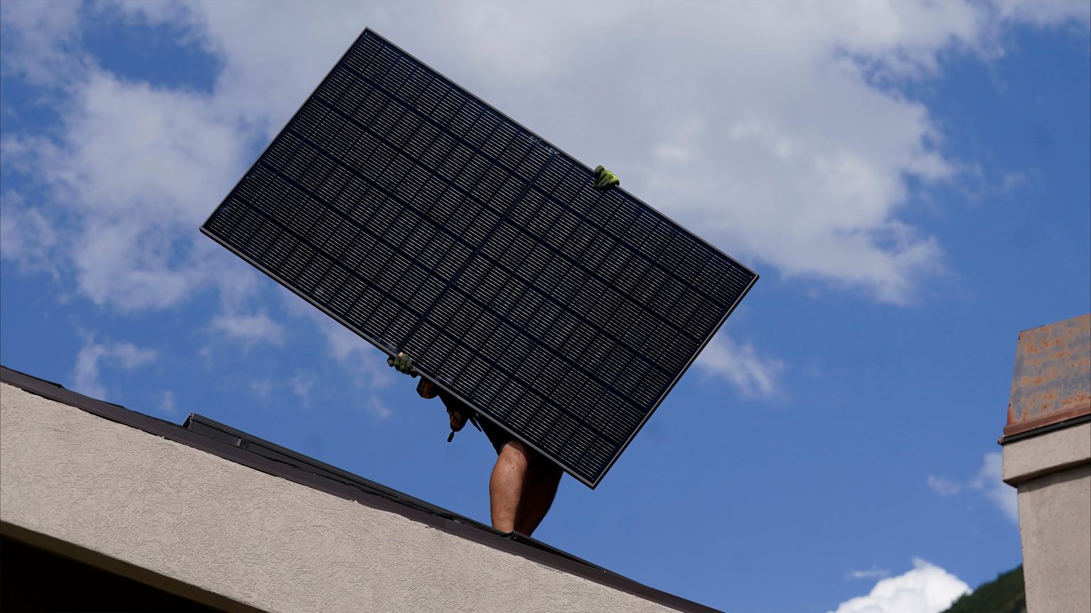 للتغلب على أسعار الطاقة.. مصريون يلجؤون للشمس