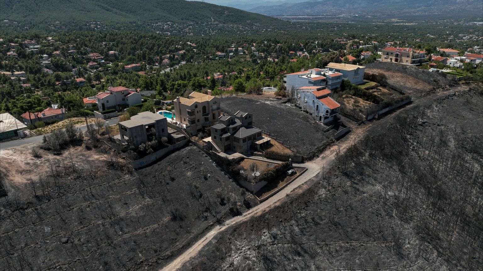 اليونان تعد بمساعدة المتضررين من الحرائق
