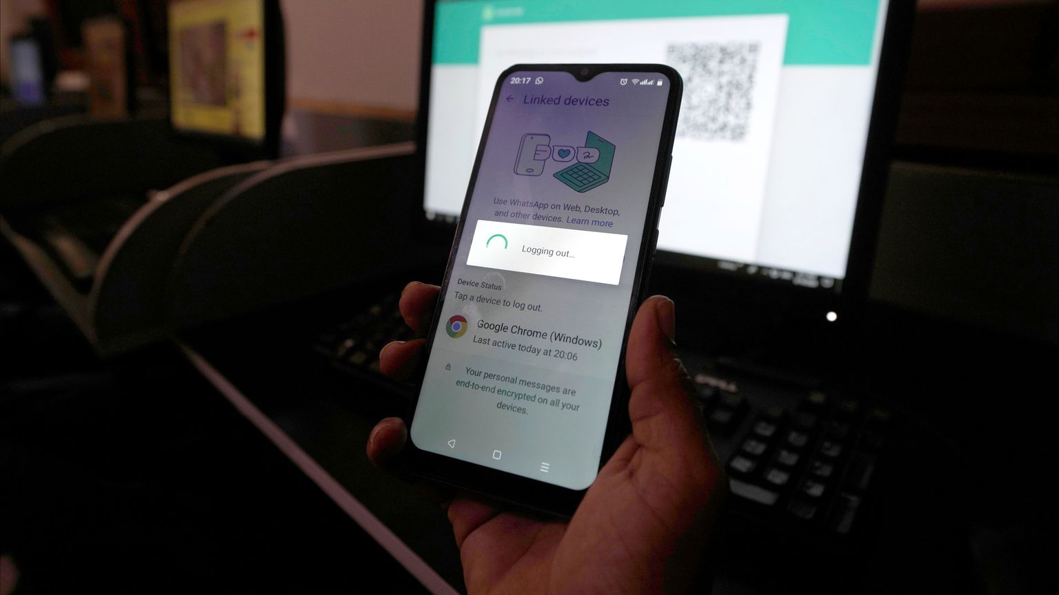 أسسها إيهود باراك.. واتساب يتهم شركة إسرائيلية بالتجسس على مستخدميه
