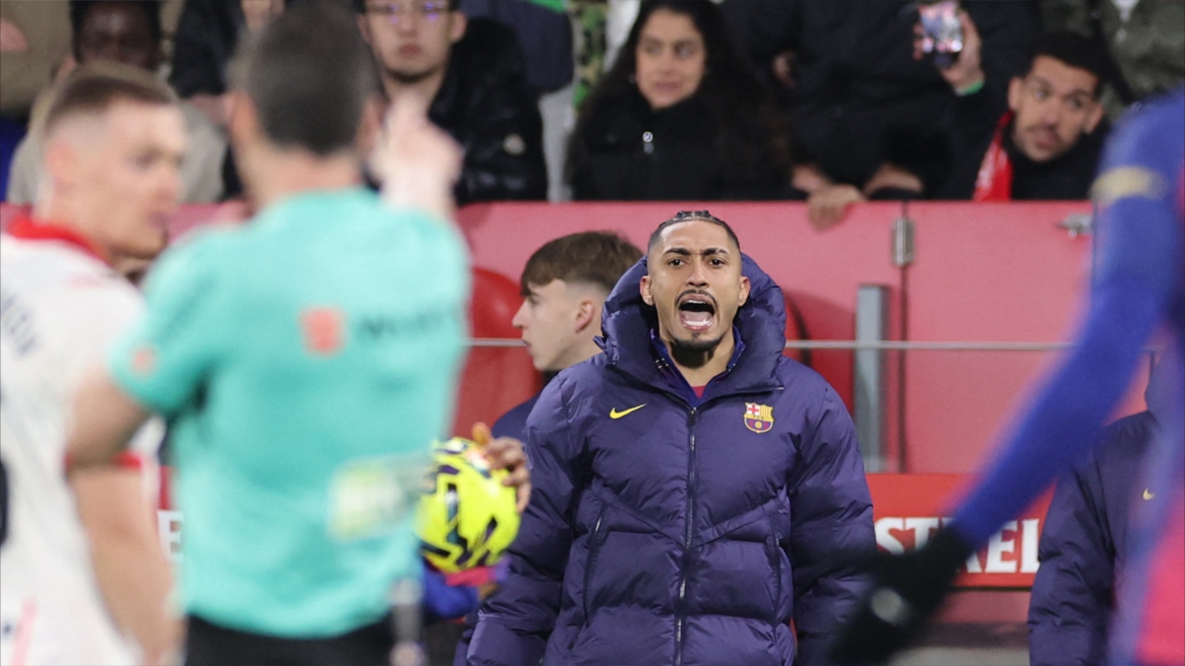 رافينيا يصب غضبه على التحكيم بعد سقوط برشلونة