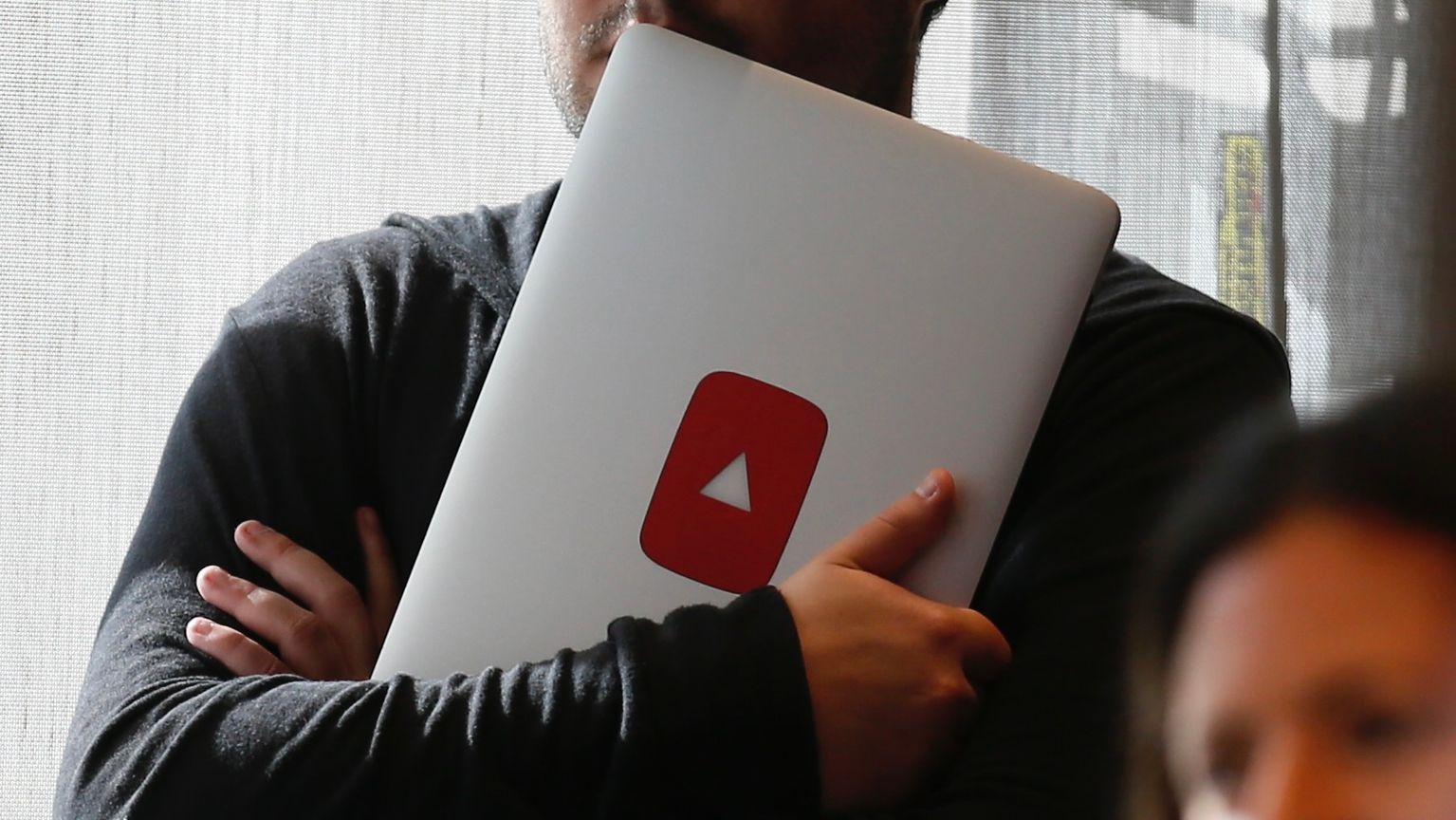 خوفا من "الإنترنت المظلم".. بريطانيا تسمح بـ"السوشيال ميديا" للمراهقين