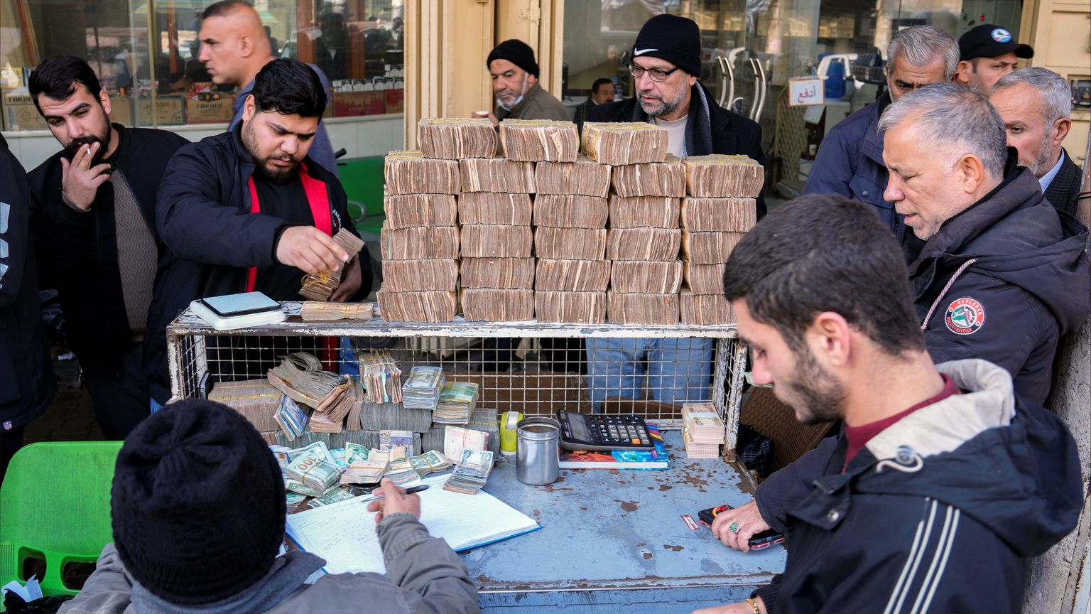 التصعيد العسكري يخنق الدينار العراقي