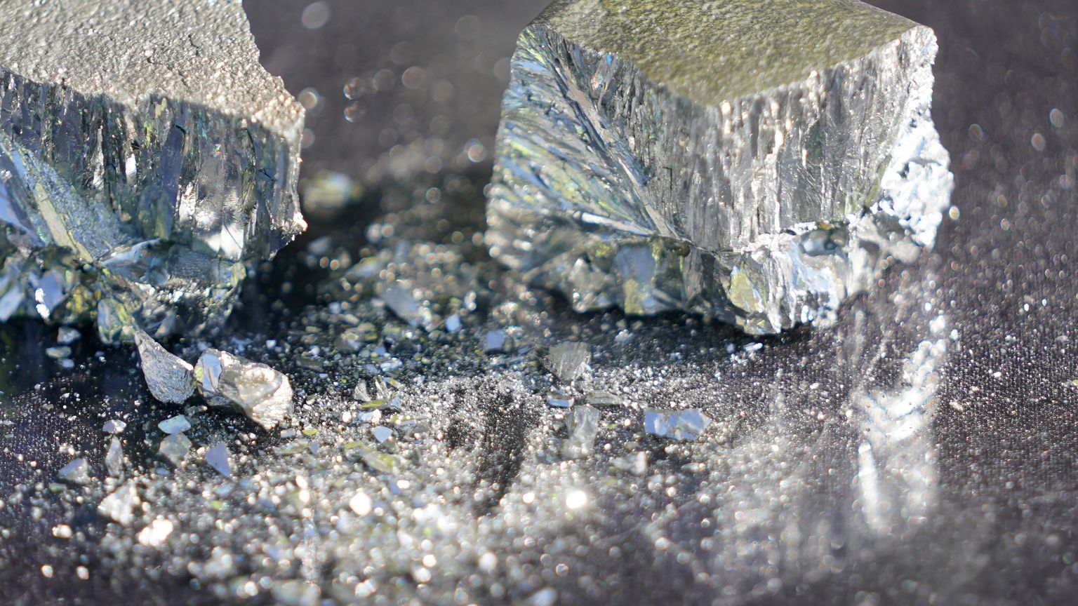 بيض "مشع".. رحلة بحث عن هدايا الفصح تنتهي بـ"بولونيوم" قاتل