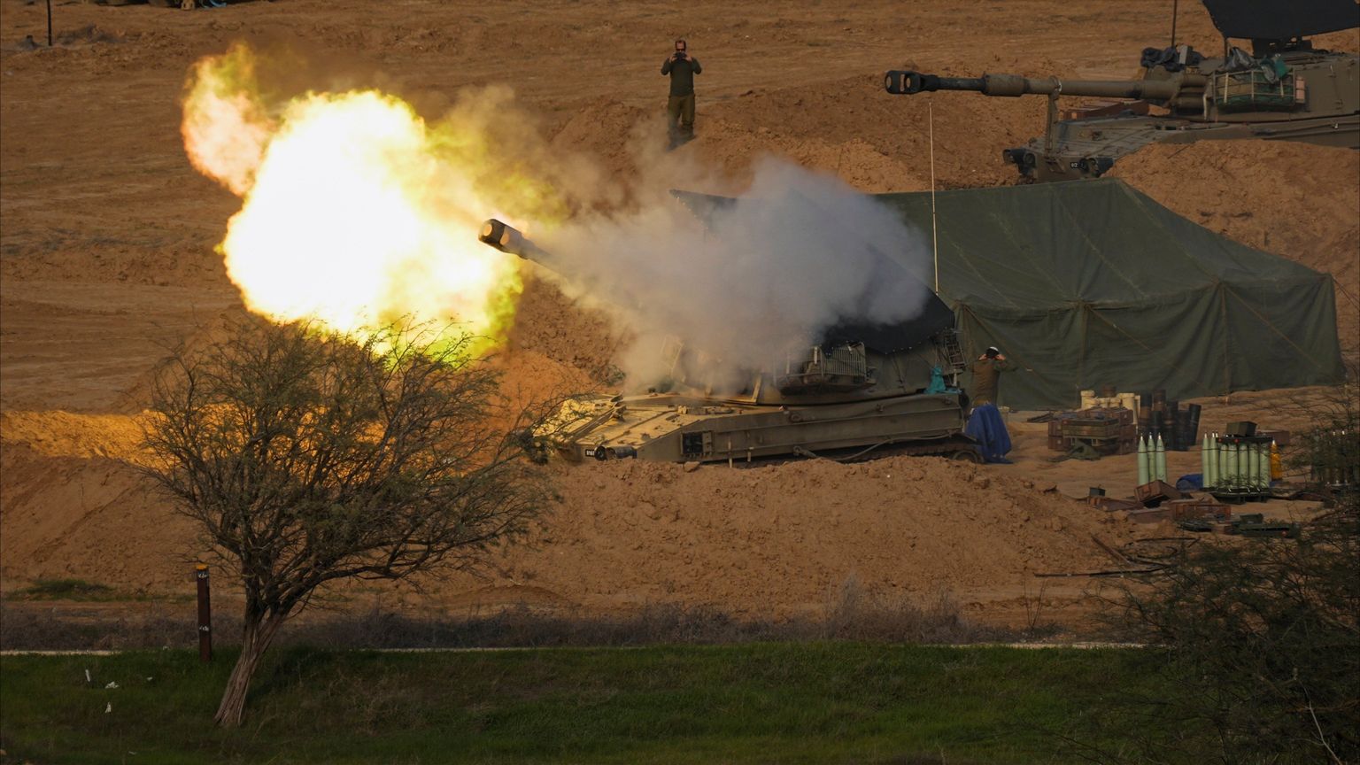 الجيش الإسرائيلي يعلن استهداف مواقع لحزب الله