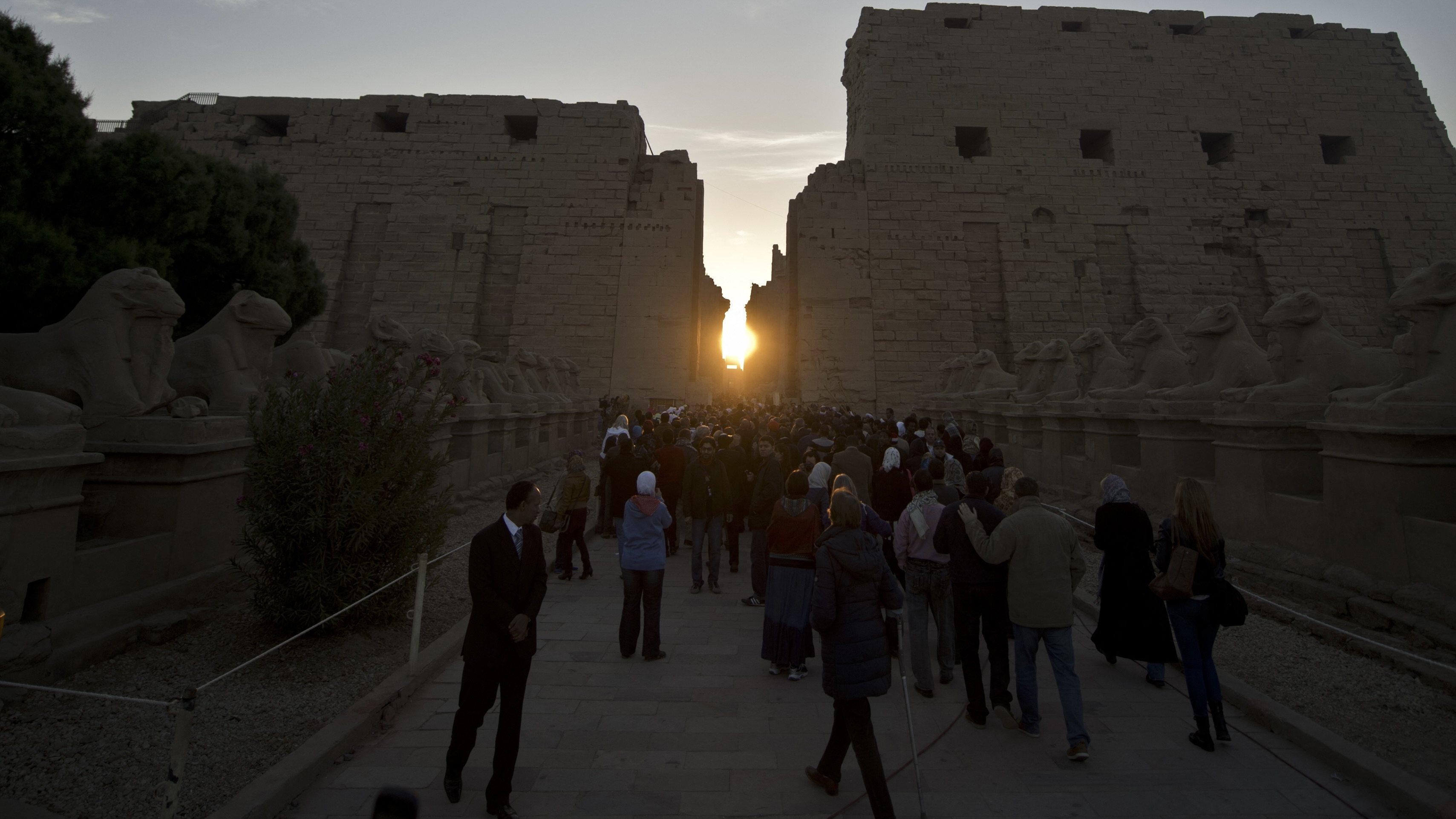 الشمس تعانق معابد الكرنك المصرية وتعلن بداية فصل الشتاء