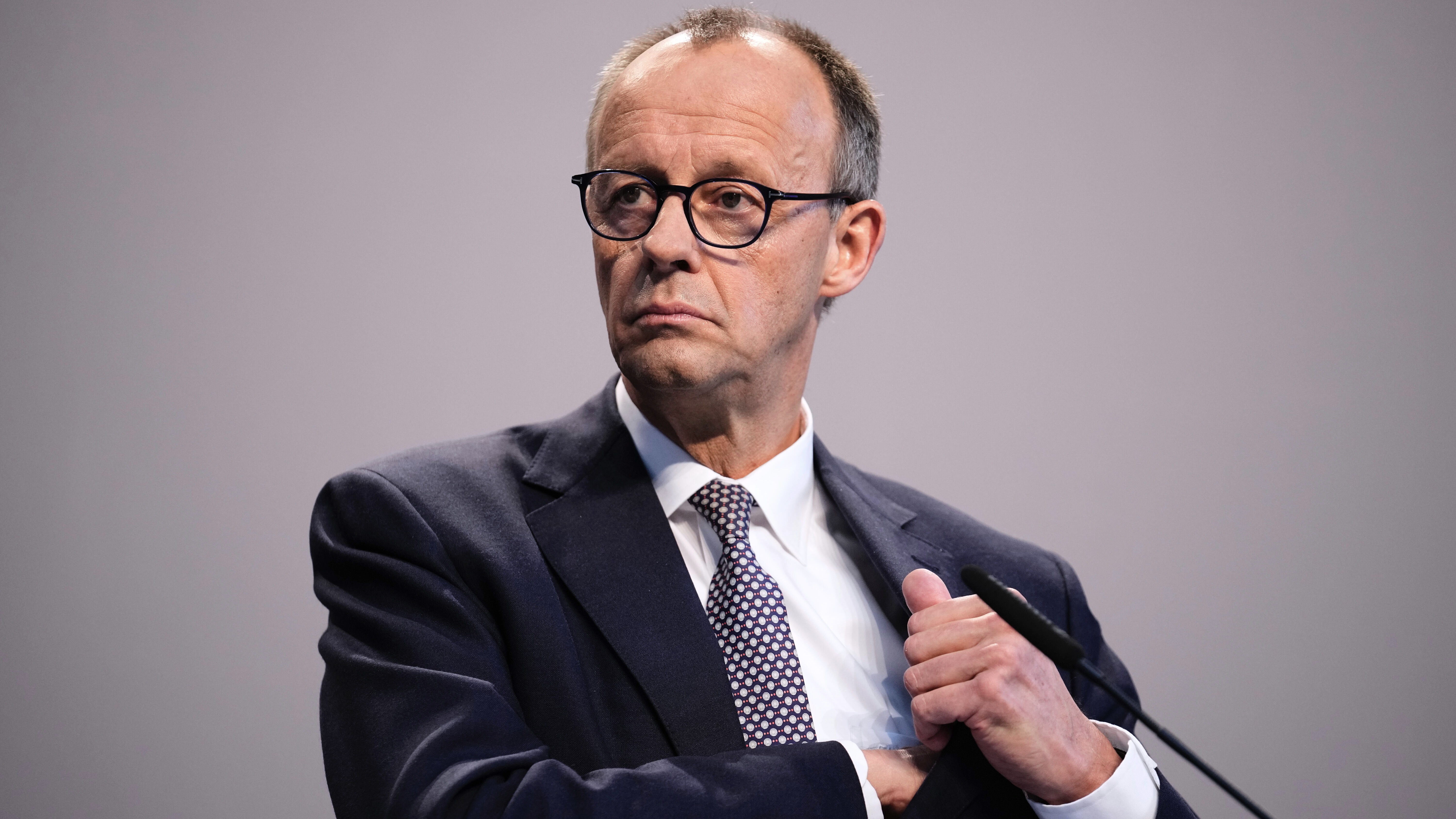 خبير "إتيكيت" يتغزل في ربطة عنق المستشار الألماني