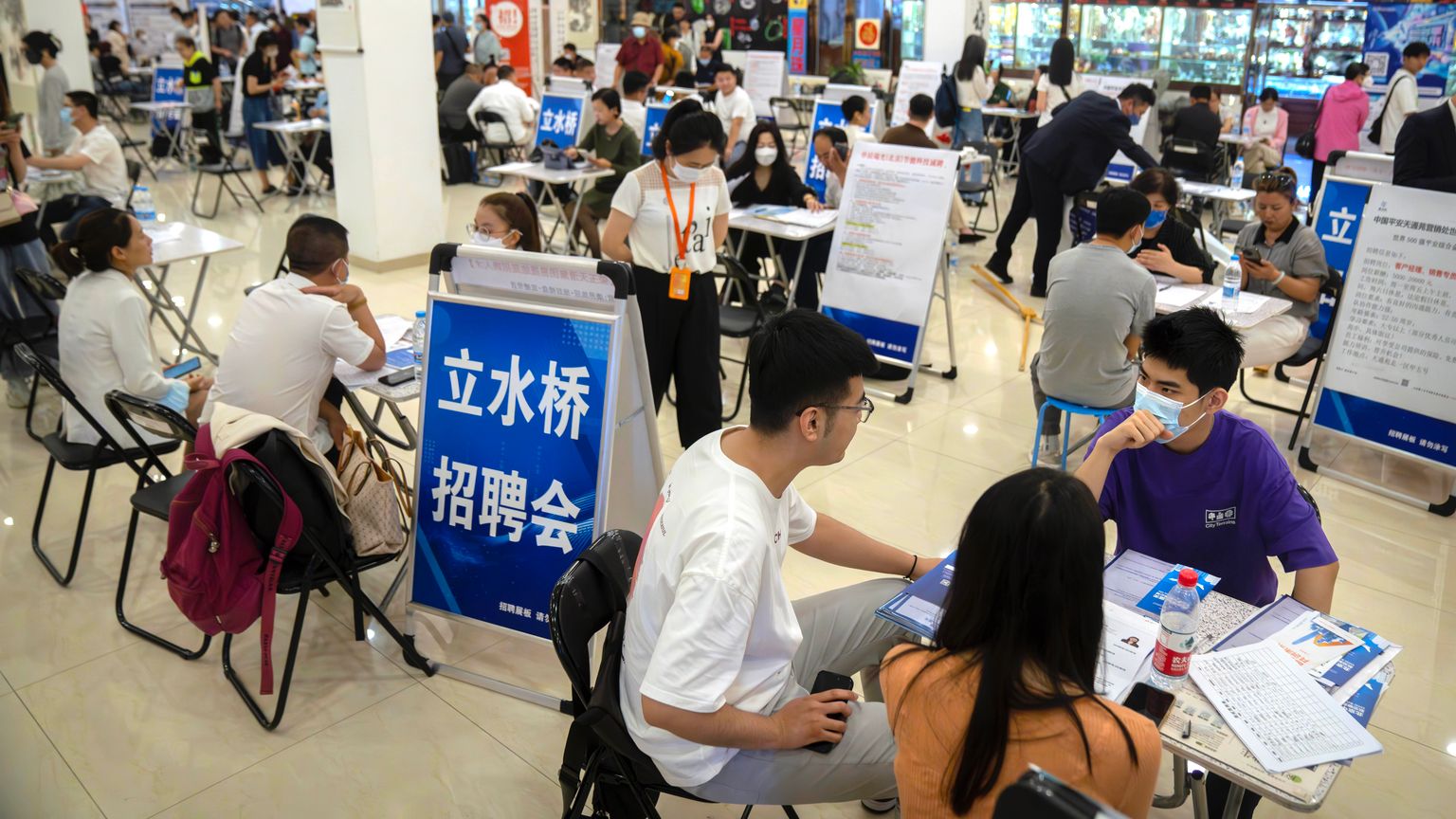 الصين تواجه "تسونامي الـAI" بخطة عاجلة لإنقاذ سوق العمل