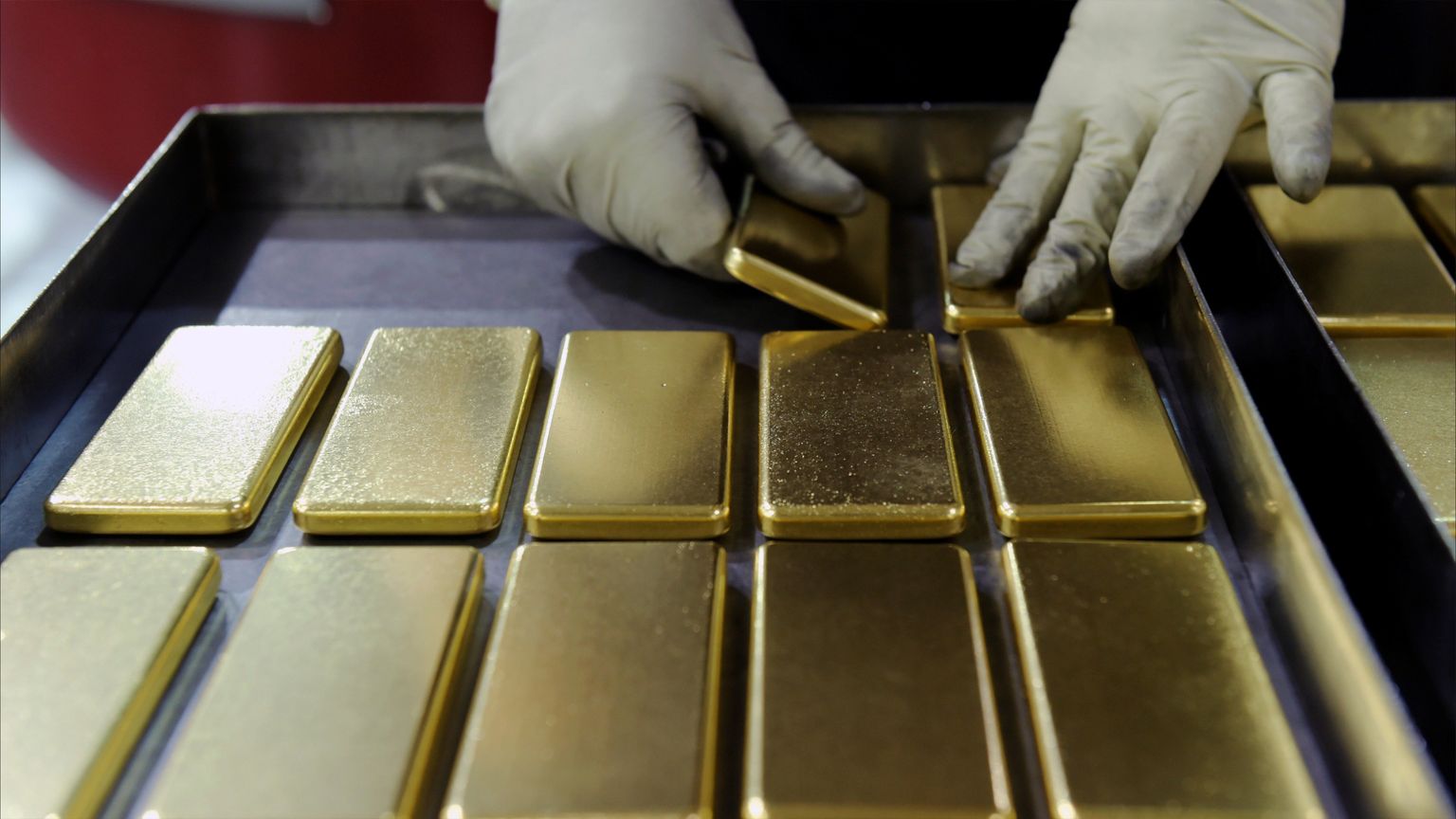 مافيا تثير أزمة برلمانية.. ما سر تهريب الذهب بمطار بغداد؟