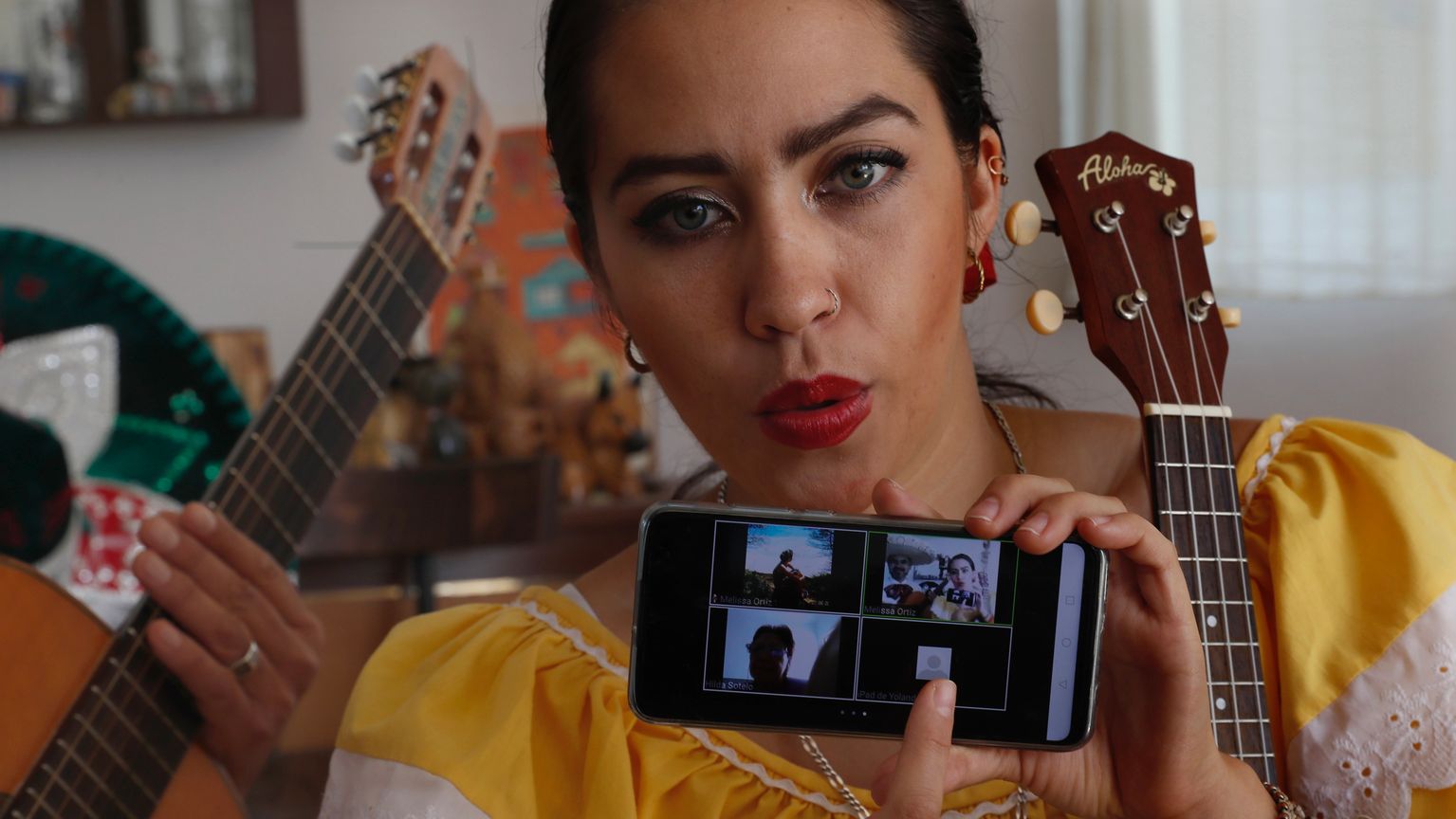 فخ الـ"إنفلونسر".. ما سر العلاقة بين الكحول والسوشيال ميديا؟