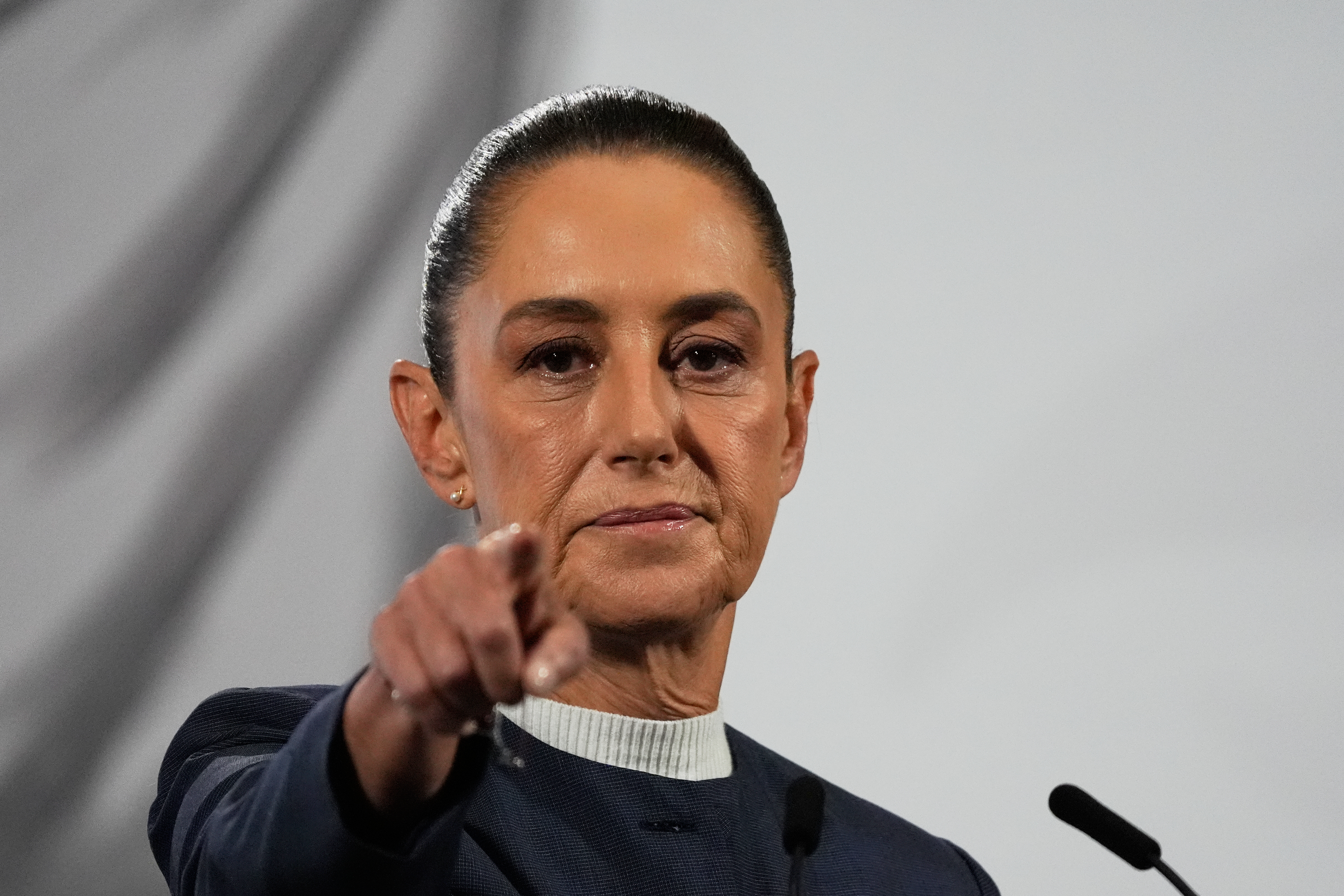 تحرش برئيسة البلاد أمام عدسات الكاميرا