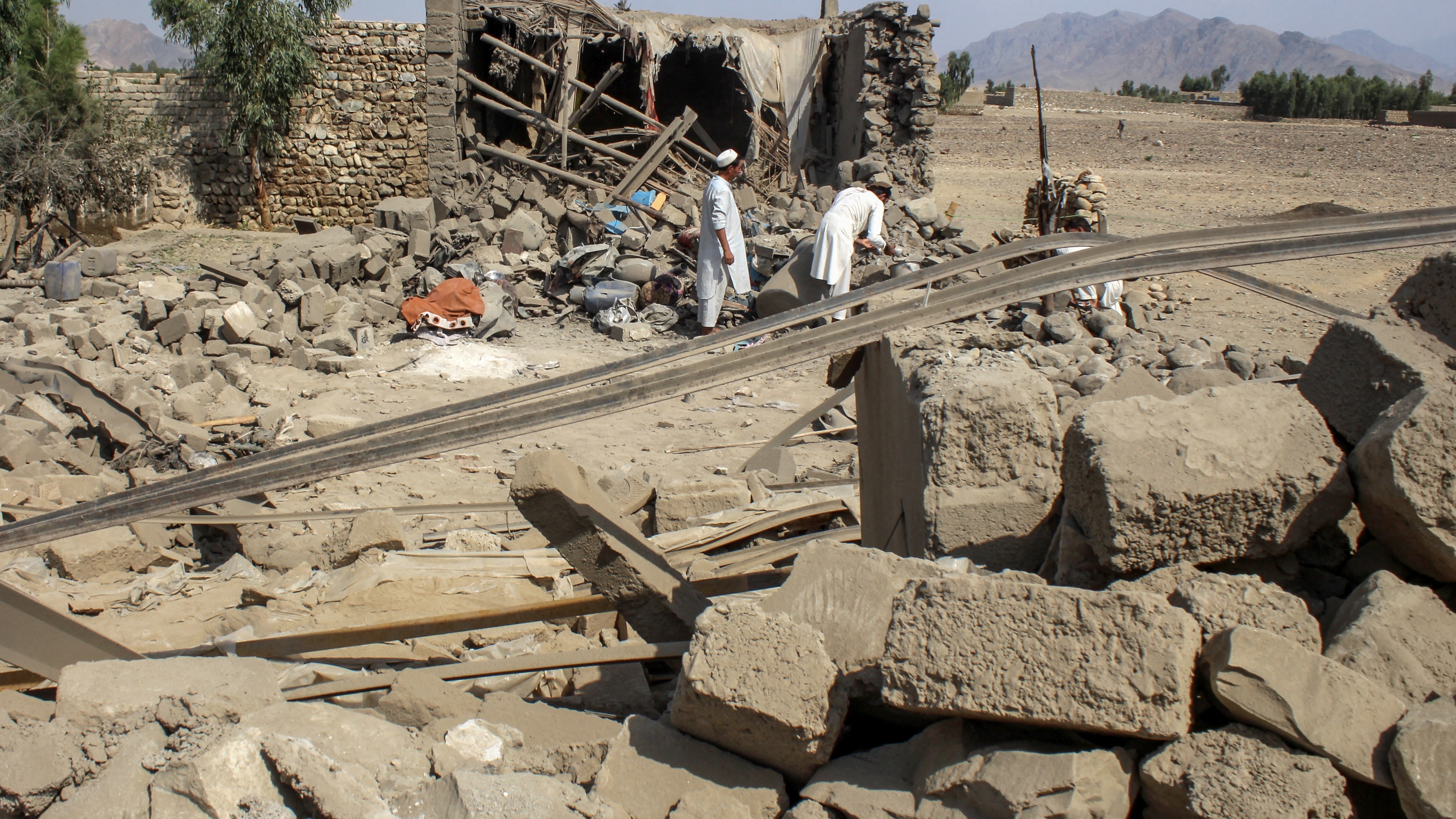 أكثر من 800 قتيل في زلزال مدمر بأفغانستان