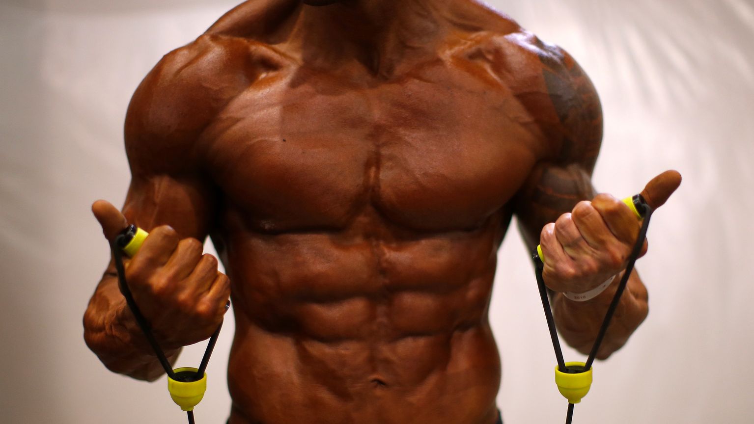 التدخين والسعال المزمن يهددان عضلات بطنك