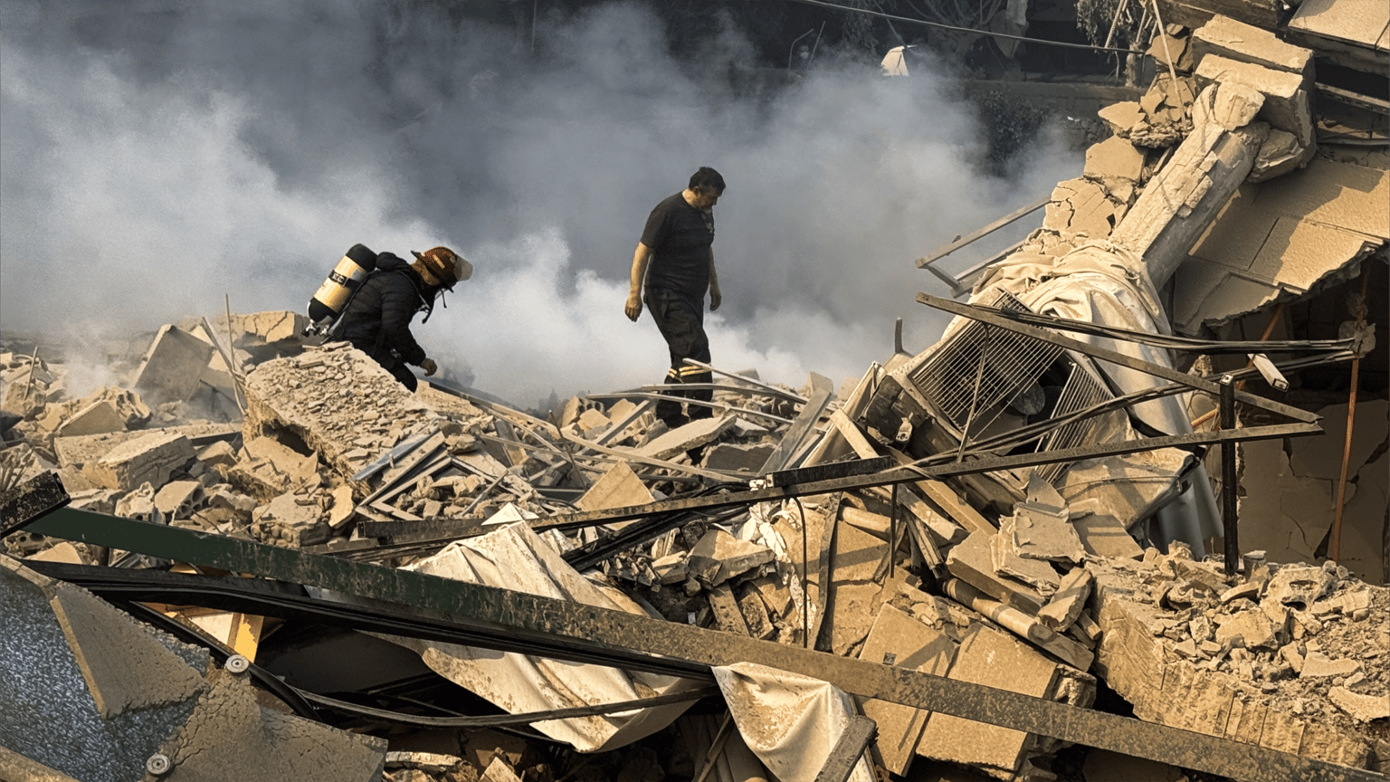 بين القصف وانقطاع الإنترنت.. كيف يعيش الإيرانيون أيام الحرب؟