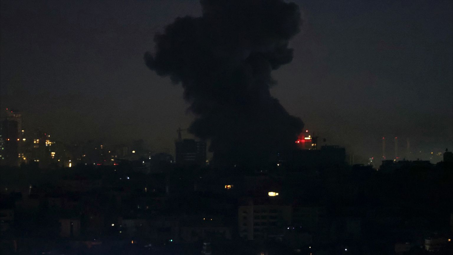 إسرائيل تقصف ضاحية بيروت بعد إنذار قصير