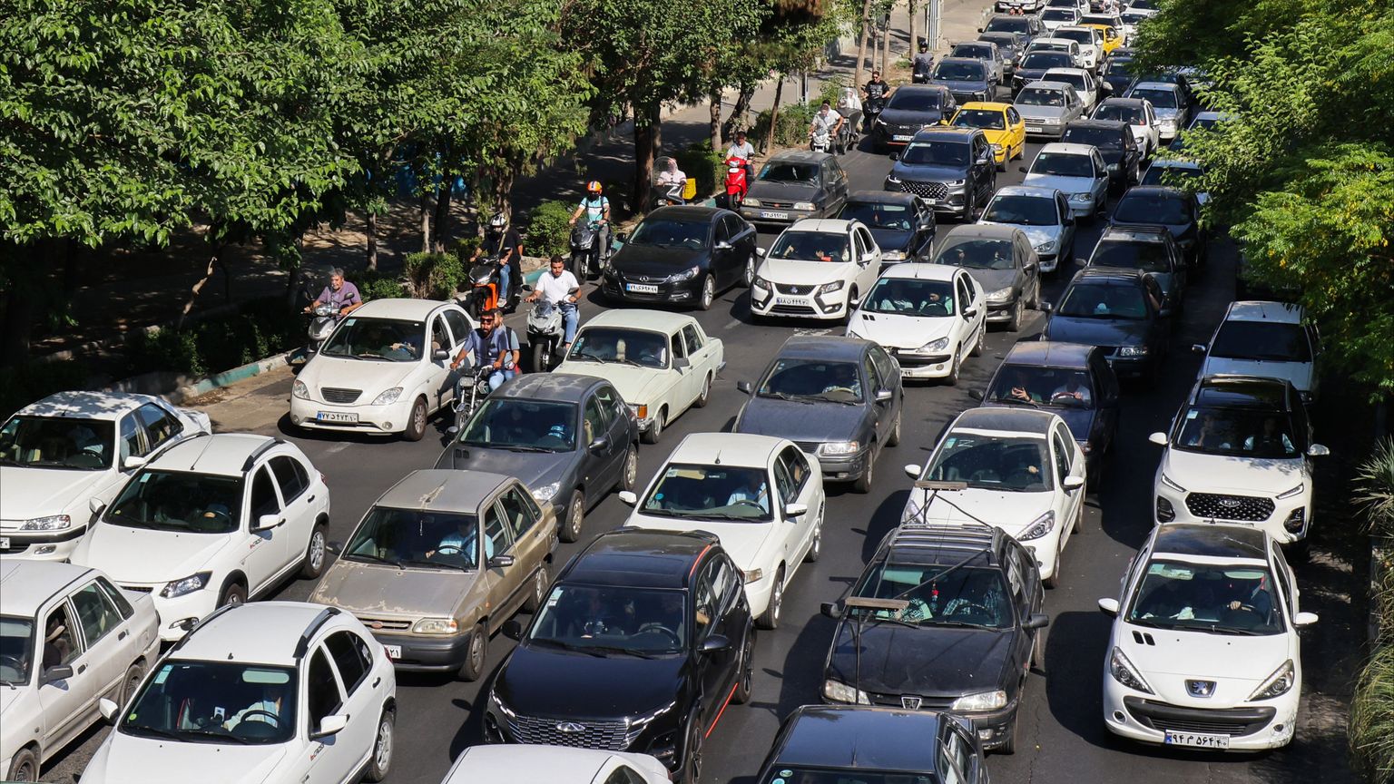 لا ملاجئ ولا إنذار في طهران.. إلى أين يغادر الإيرانيون؟