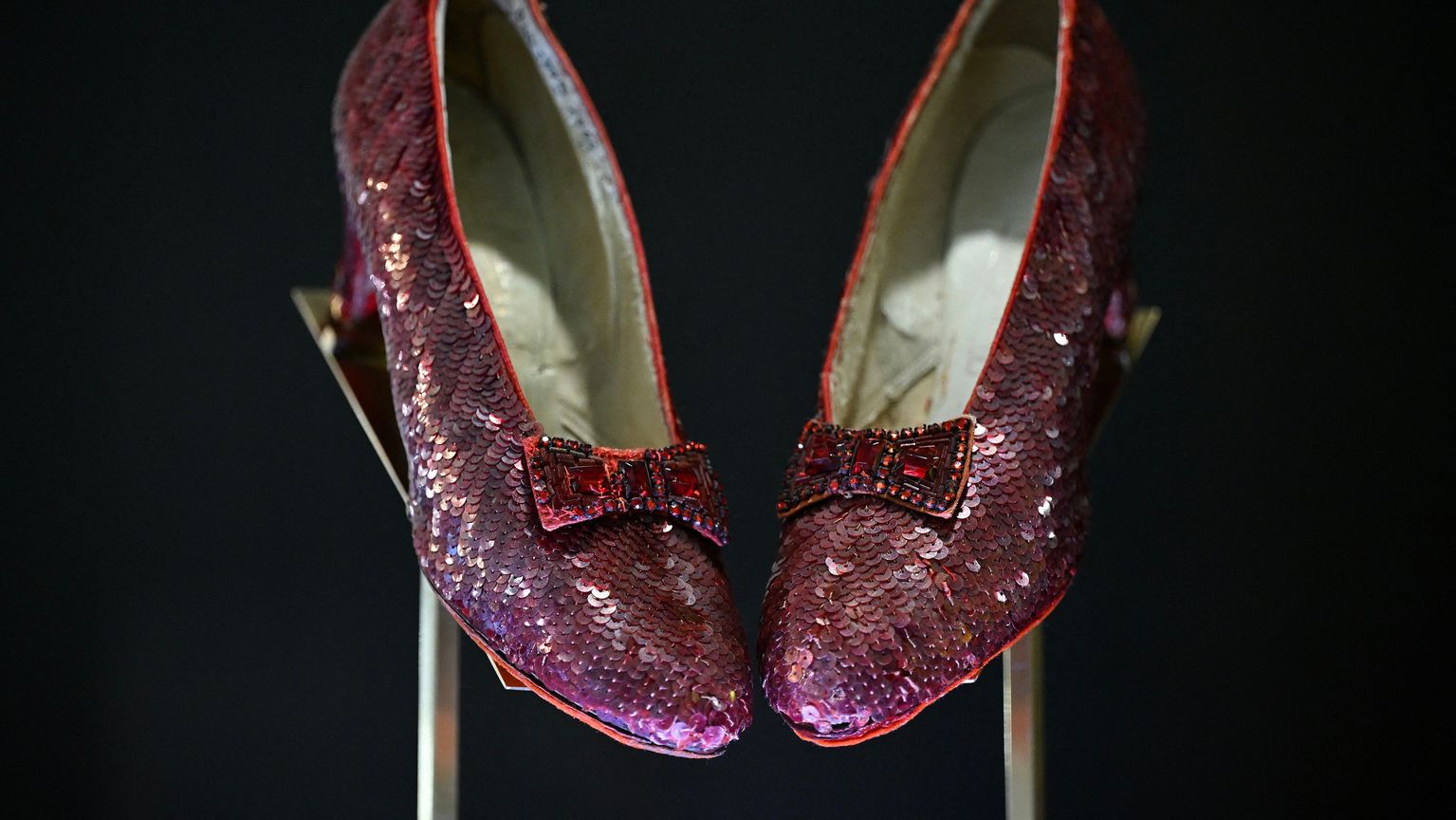 بـ32 مليون دولار.. لمَن يعود أغلى حذاء في العالم؟