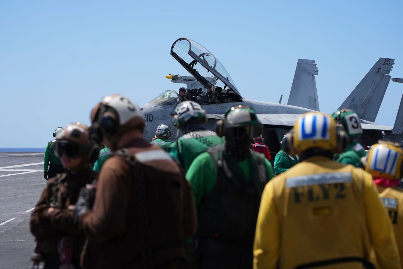 "خاطفة مادورو".. جيرالد فورد تبحر نحو إيران