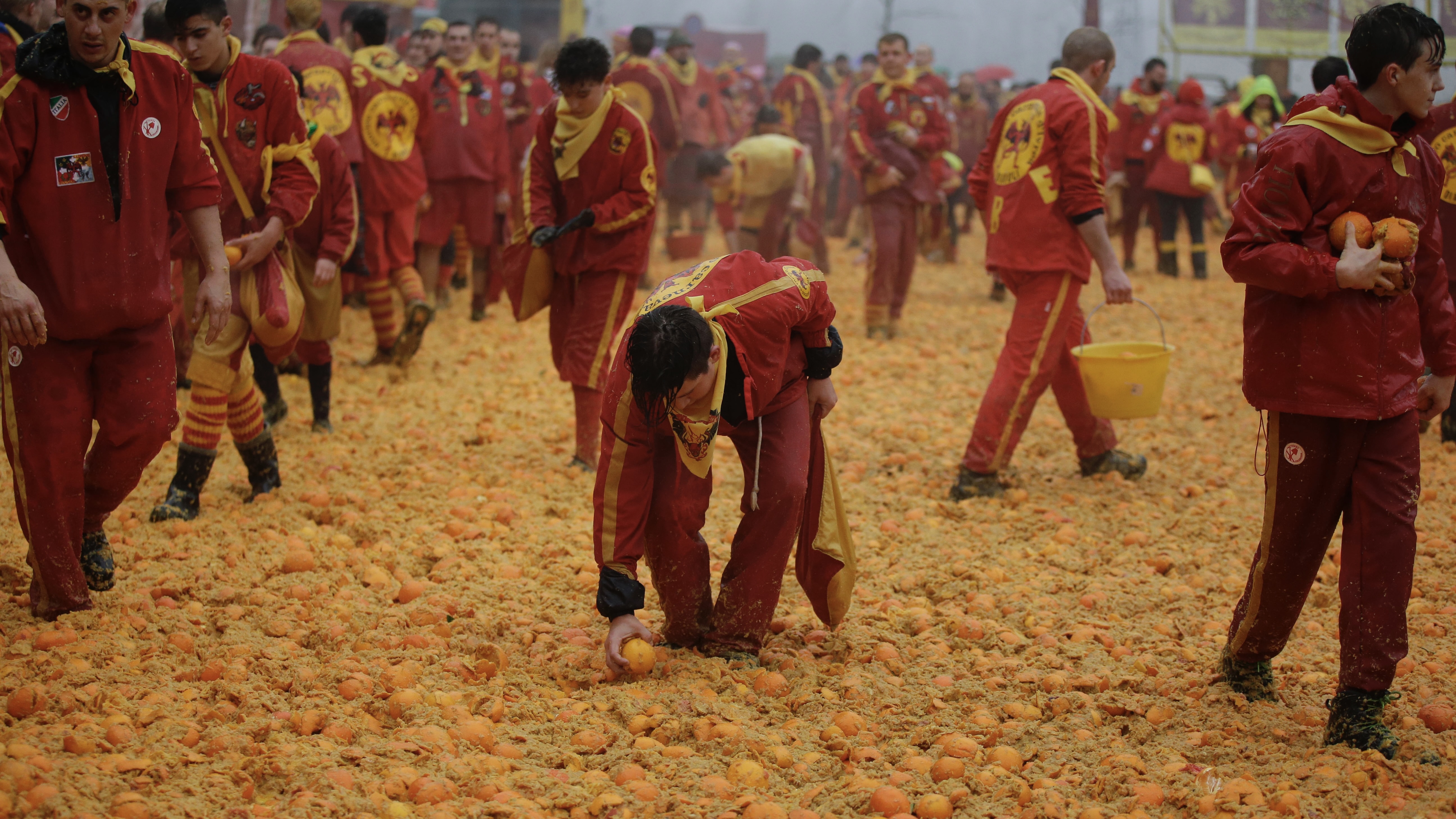 أطنان من "القذائف اللذيذة".. إحياء معركة إيطالية عمرها 800 عام