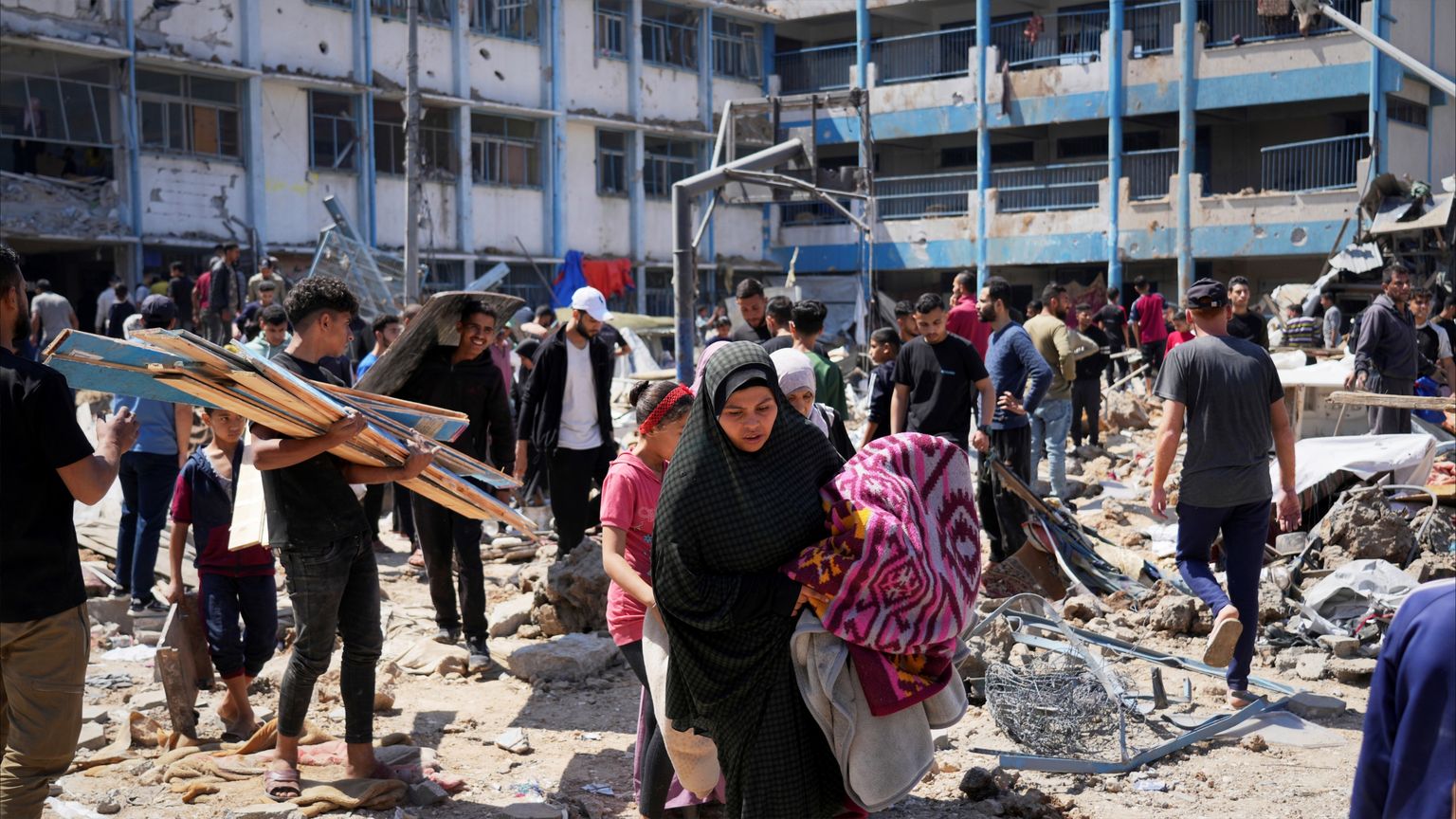 نقص الوقود يوقف 75% من عربات الدفاع المدني في غزة