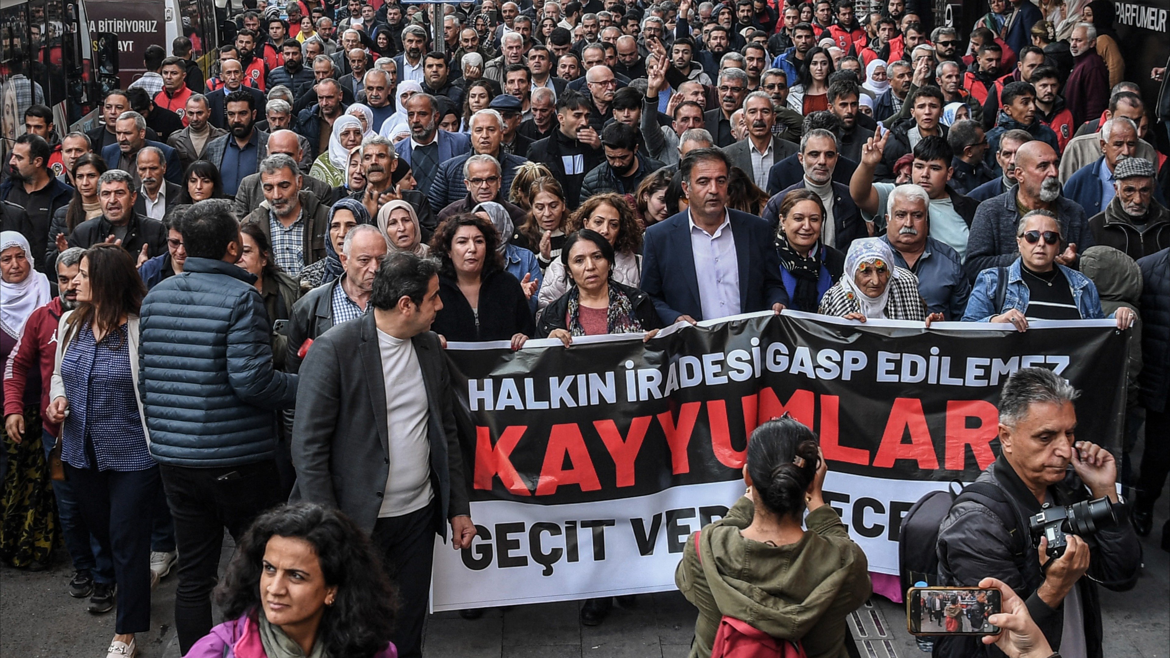 عزل 4 رؤساء بلديات بأسبوع.. ماذا يجري في تركيا؟