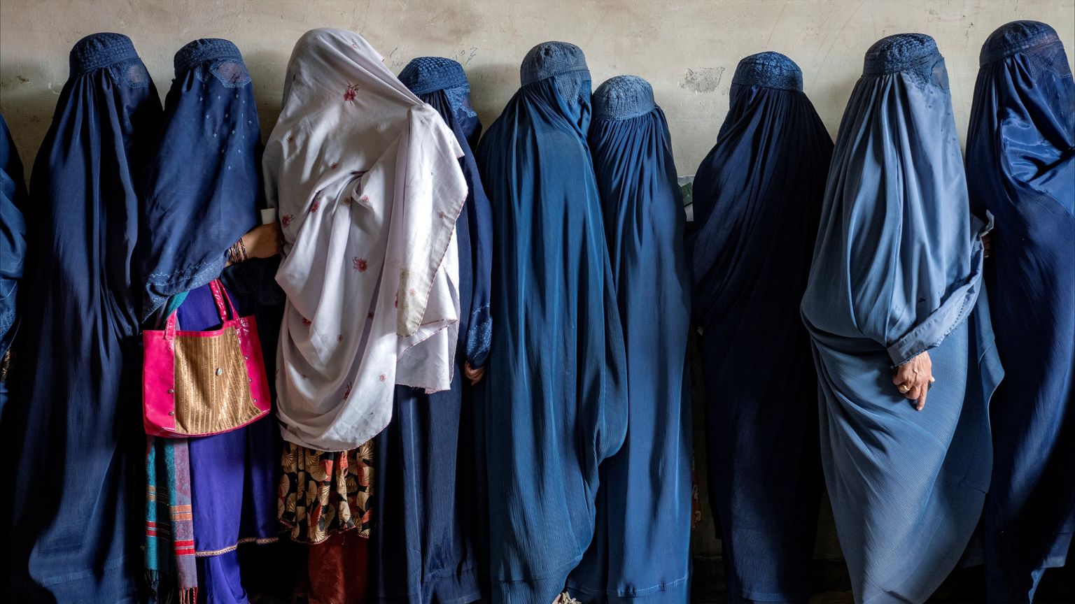 طالبان تحظر أصوات ووجوه النساء في الأماكن العامة
