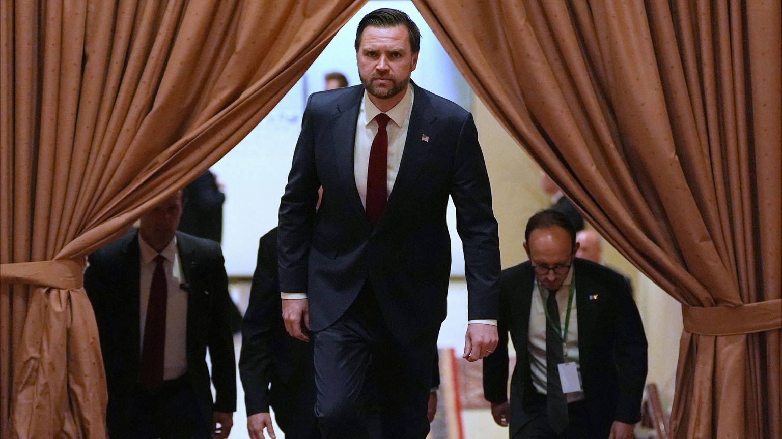 كواليس مفاوضات إسلام آباد.. صراخ وشاي وهواتف ممنوعة