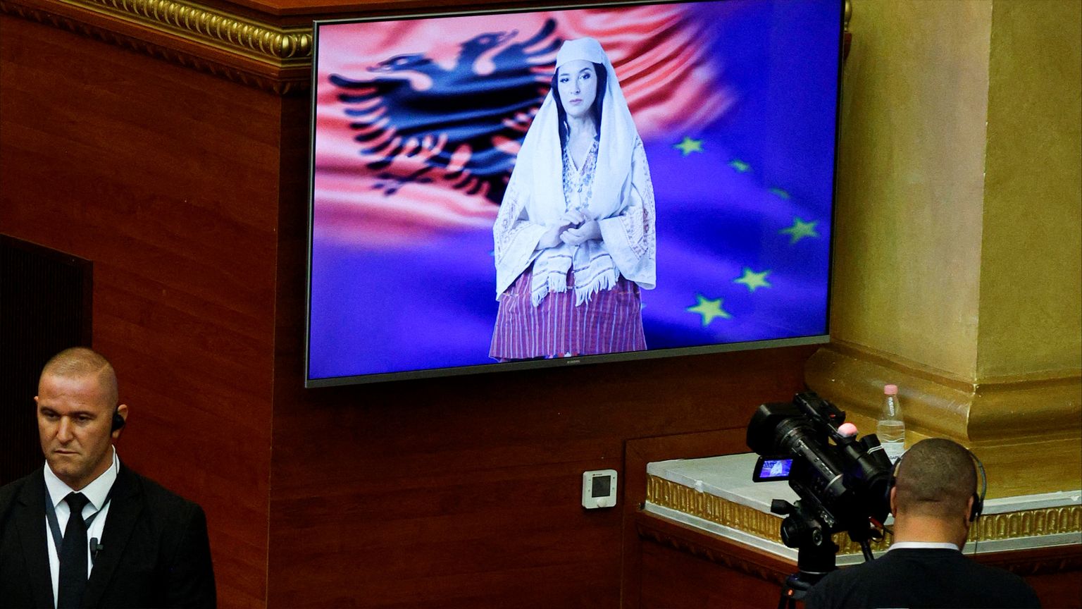 "دييلا".. أول وزيرة افتراضية مولدة بالـAI