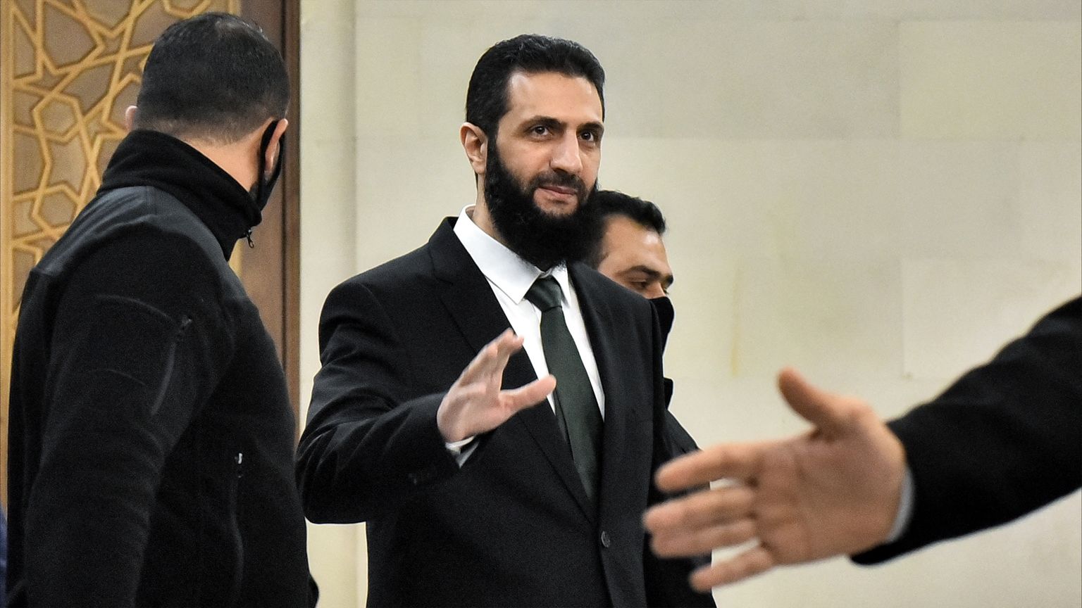 حل الجيش وإلغاء الدستور والتنصيب.. أول 8 قرارات لـ"الشرع"