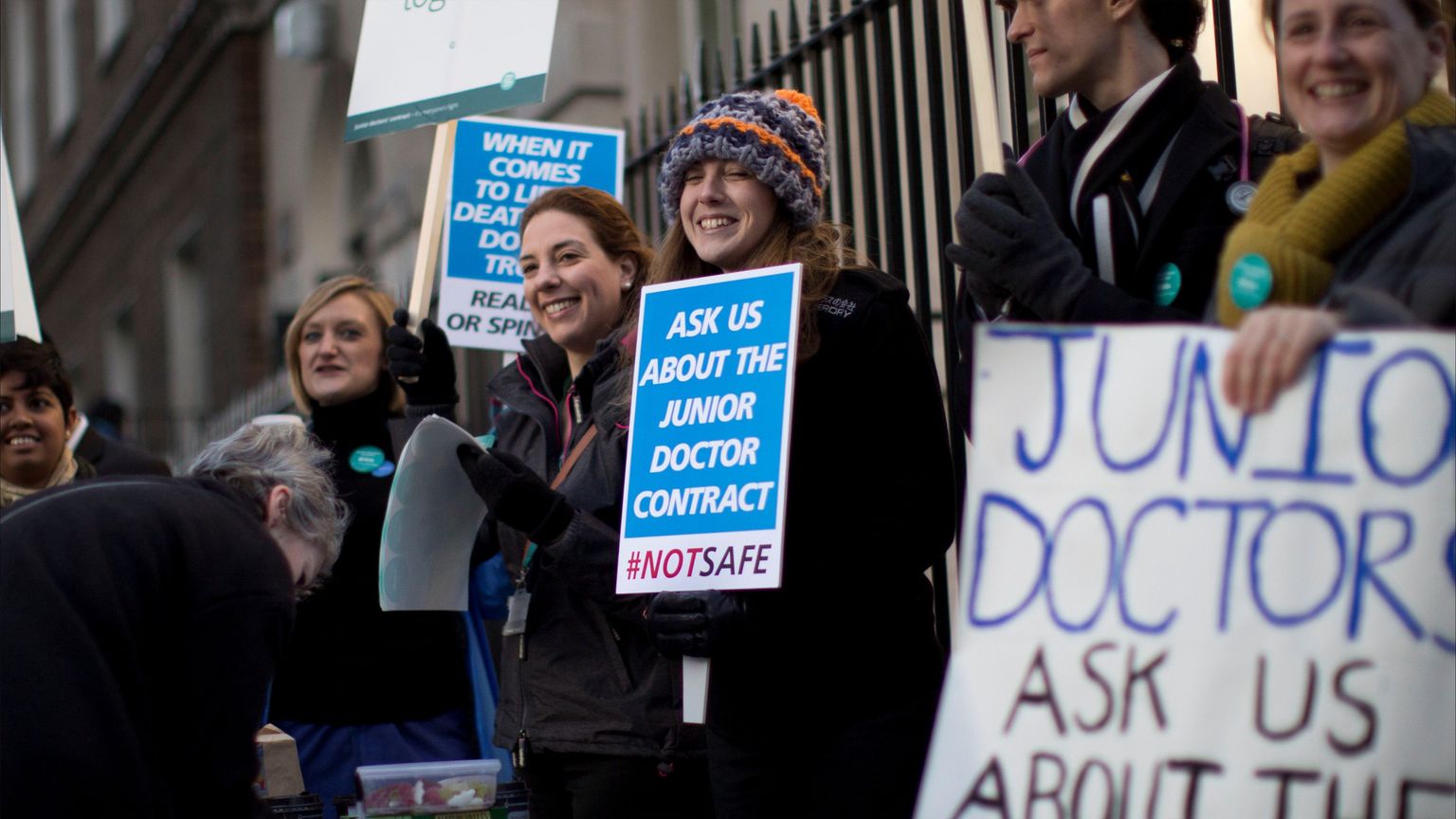 آلاف الأطباء الإنكليز في إضراب من أجل الرواتب