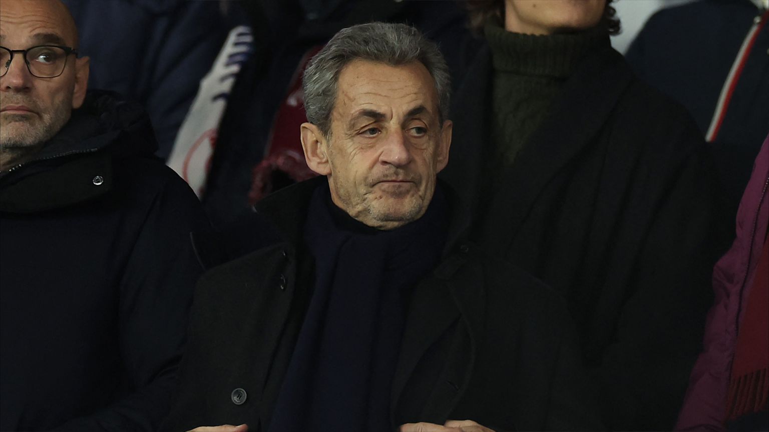 تقييد بسوار.. حكم "تاريخي" على ساركوزي في قضية التنصت