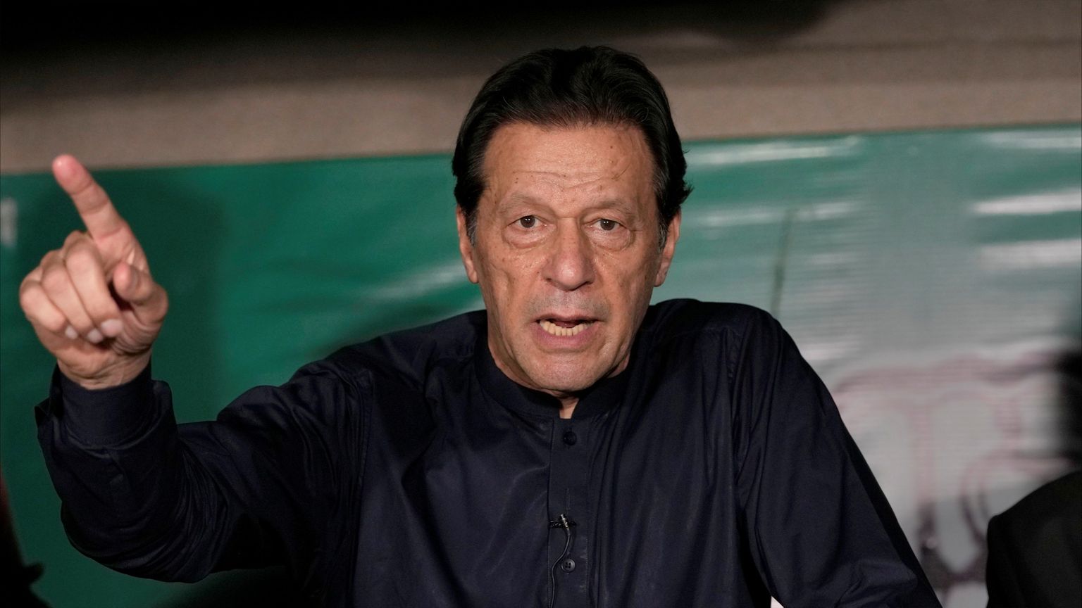 باكستان تعتزم حظر حزب عمران خان