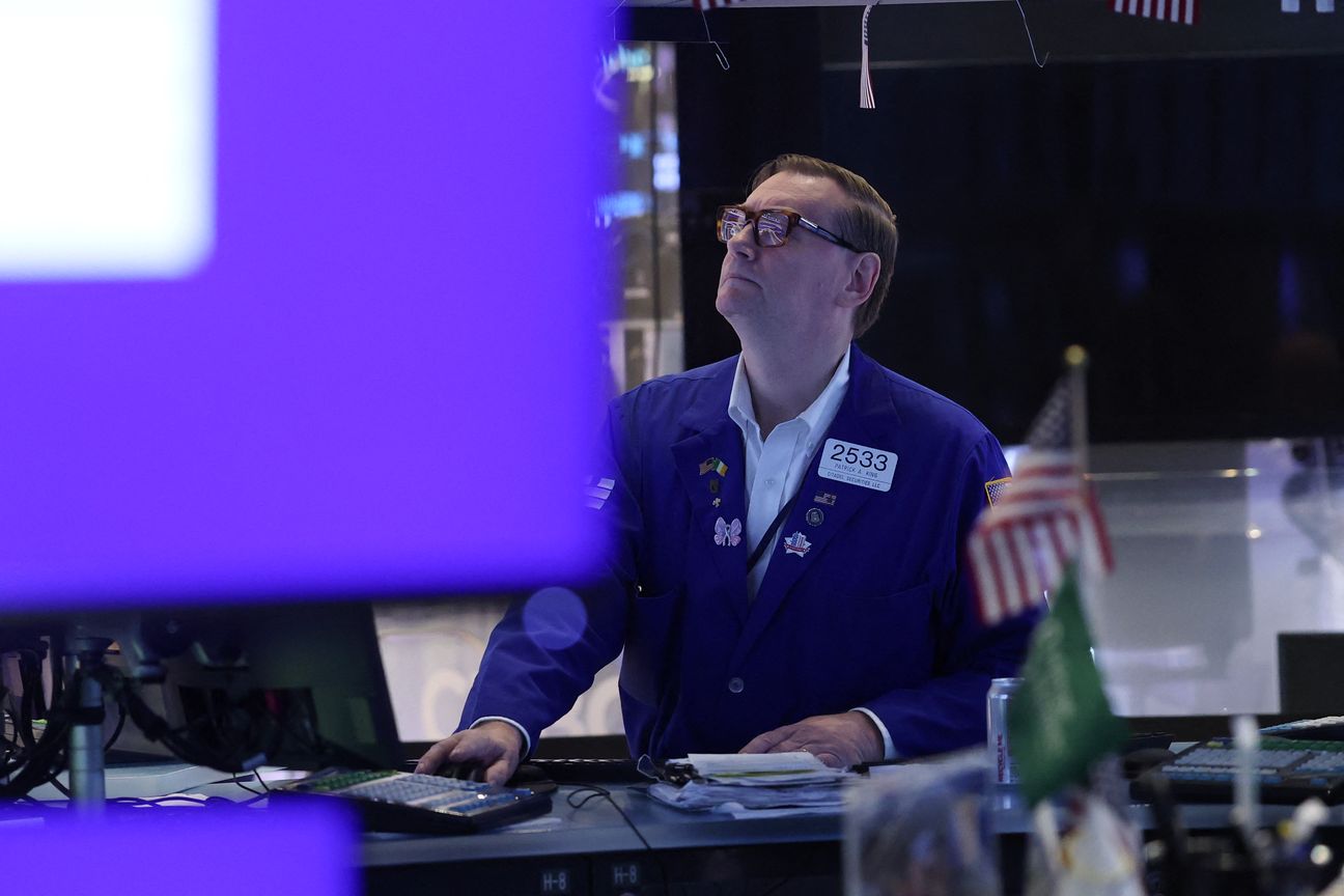 توقعات الفائدة والرسوم تقسم الأسواق