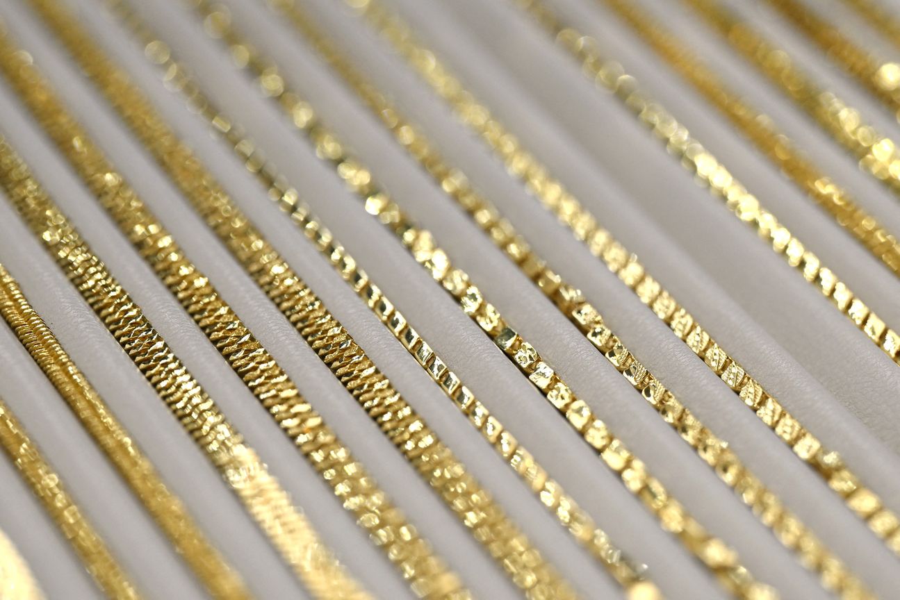 الذهب يرتدّ مع الحرب.. لكن خسائره الأسبوعية تضغط